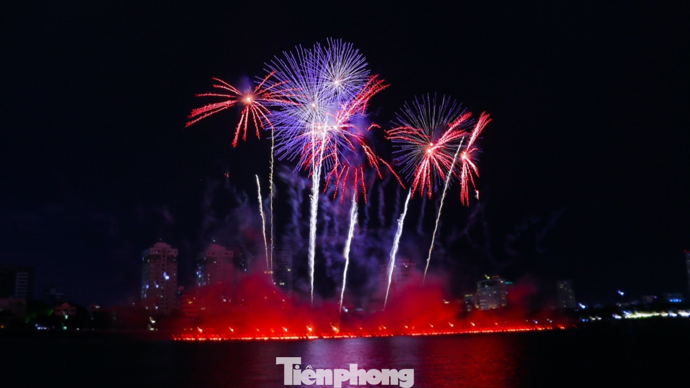 Những chùm pháo đẹp như mơ của đội tuyển Ba Lan.