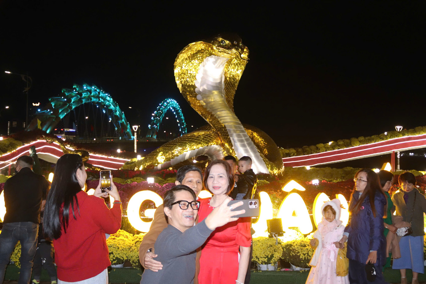 Rất đông người dân và du khách xuống phố cùng nhau check - in, chiêm ngưỡng khoảnh khắc pháo hoa mừng năm mới Ất Tỵ 2025. Rất đông người dân và du khách xuống phố cùng nhau check - in, chiêm ngưỡng khoảnh khắc pháo hoa mừng năm mới Ất Tỵ 2025.