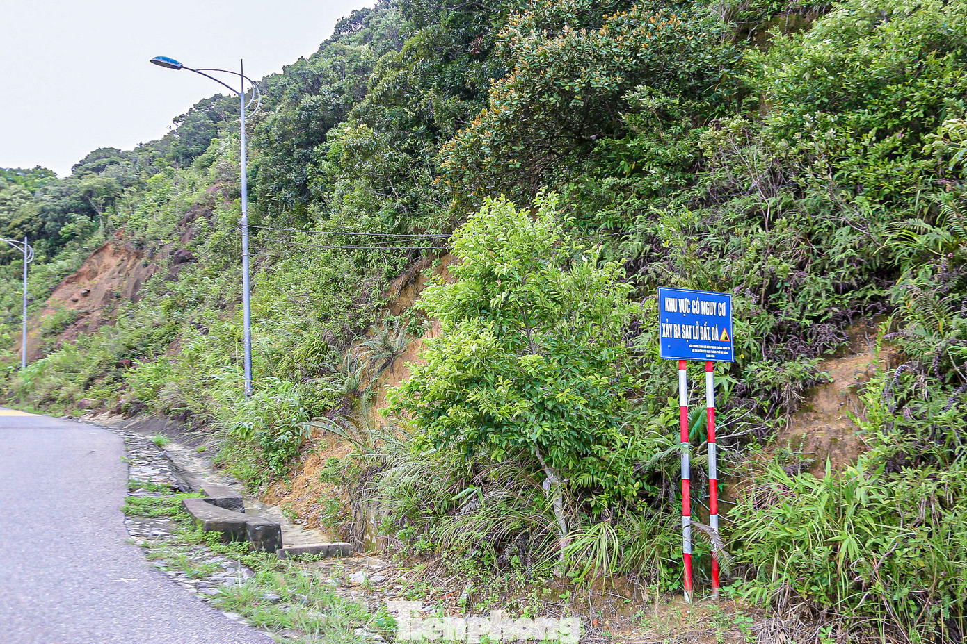 Lực lượng chức năng đã cắm biển cảnh báo nguy cơ sạt lở dọc tuyến đường lên đỉnh Bàn Cờ.