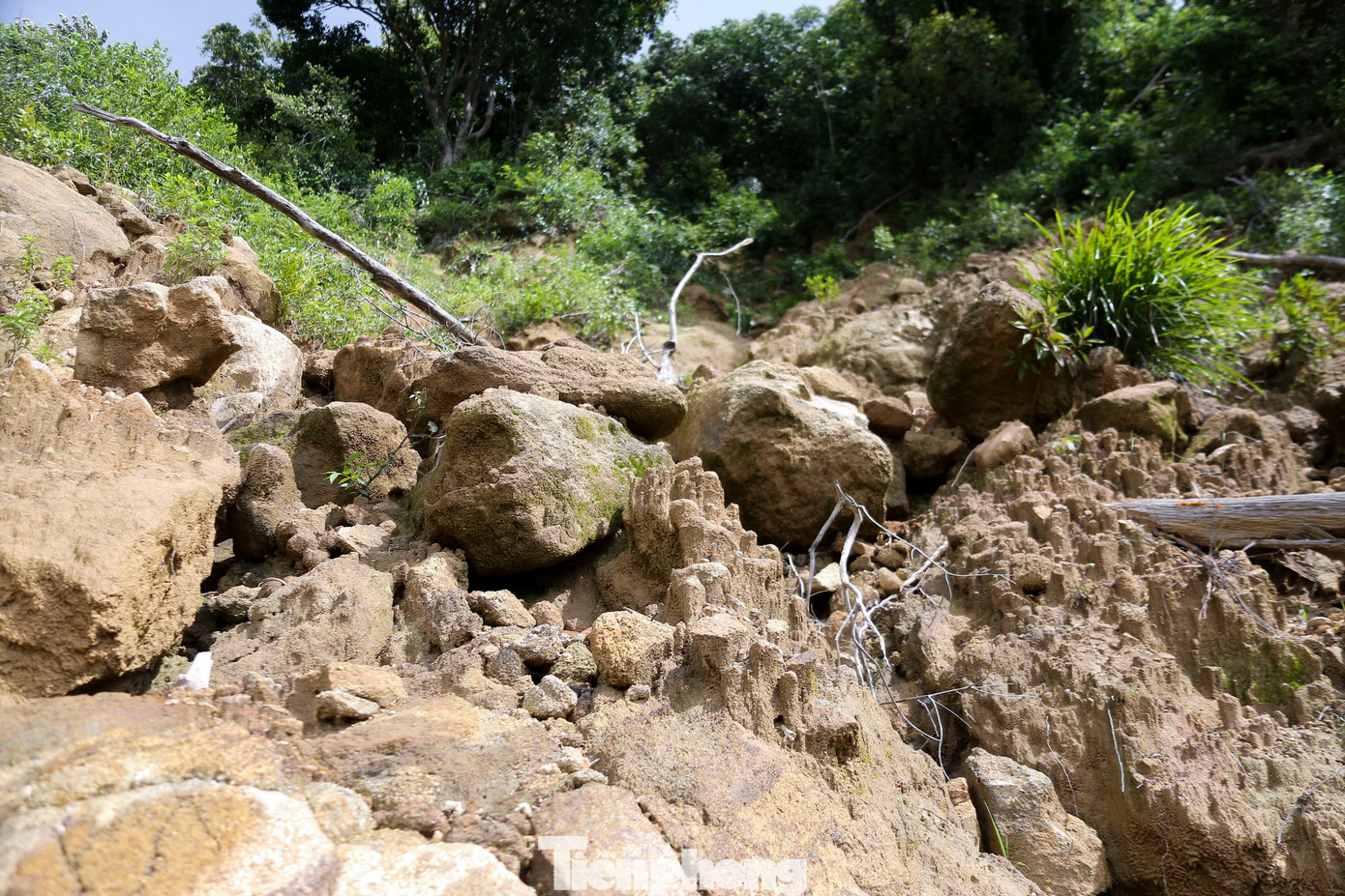 Nhiều vết nứt lớn có nguy cơ sạt lở cao.