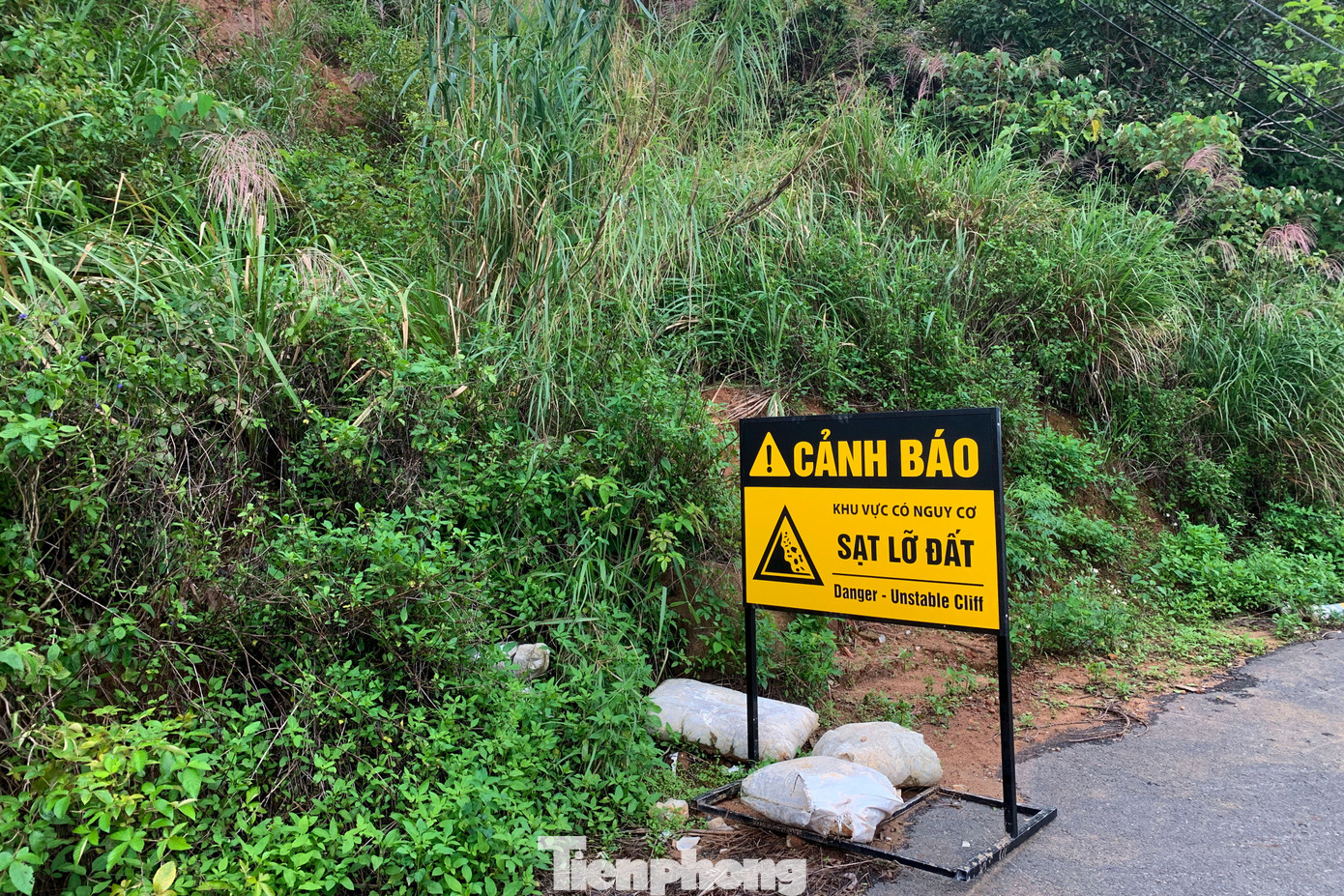 Lực lượng chức năng đã cắm biển cảnh báo nguy cơ sạt lở dọc tuyến đường lên đỉnh Bàn Cờ.