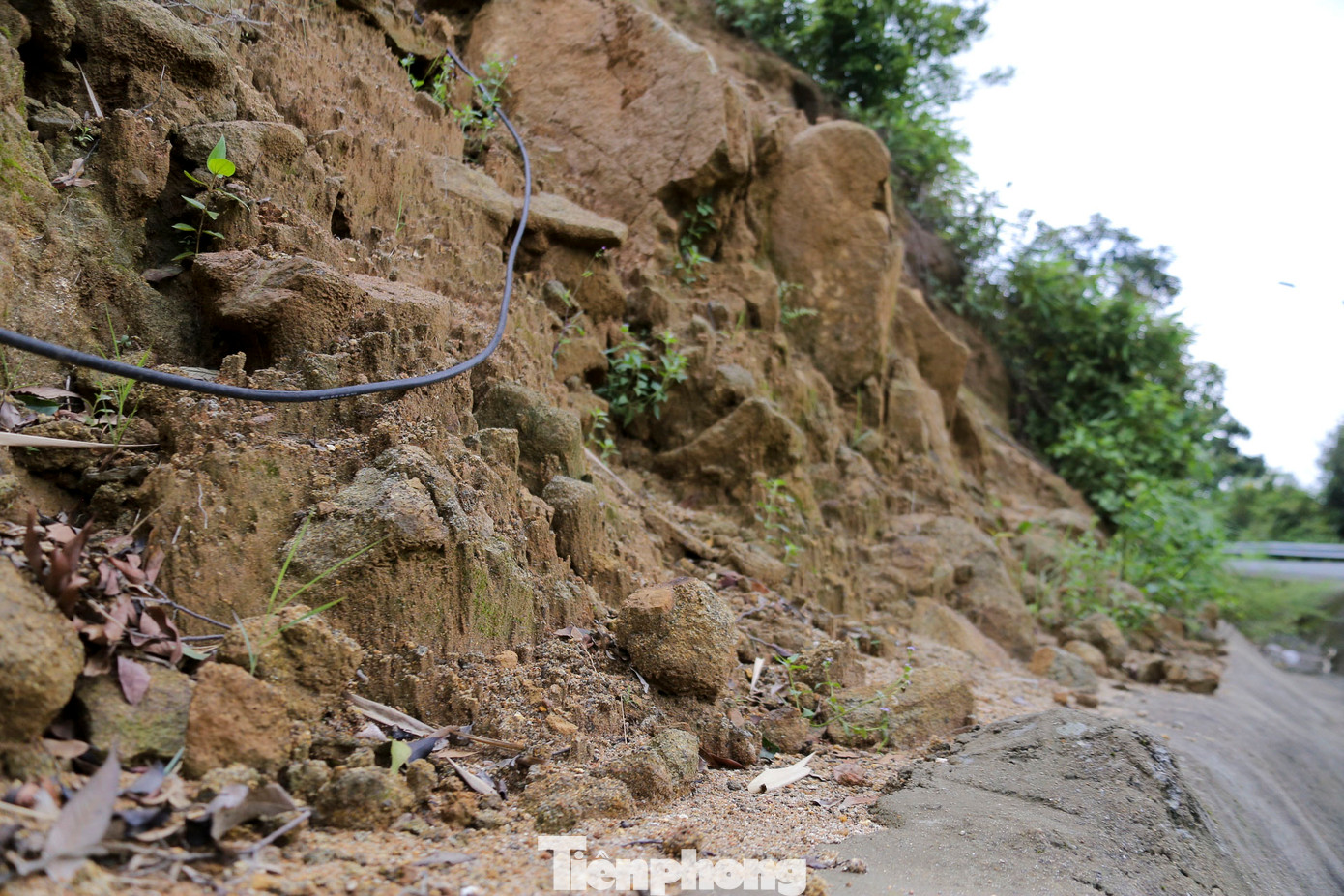Nhiều vết nứt lớn có nguy cơ sạt lở cao.