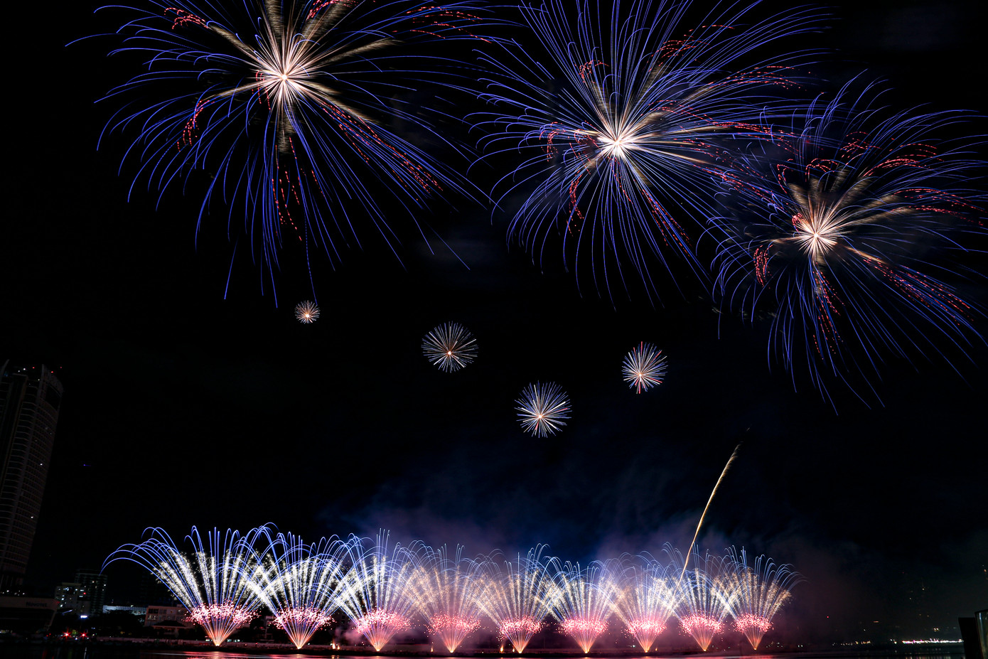 Đội Trung Quốc với kỹ thuật xử lý chính xác, bố cục có chiều sâu và sự phối hợp hoàn hảo giữa âm nhạc, ánh sáng đã khiến khán giả nhiều phen trầm trồ. Đội Trung Quốc với kỹ thuật xử lý chính xác, bố cục có chiều sâu và sự phối hợp hoàn hảo giữa âm nhạc, ánh sáng đã khiến khán giả nhiều phen trầm trồ.