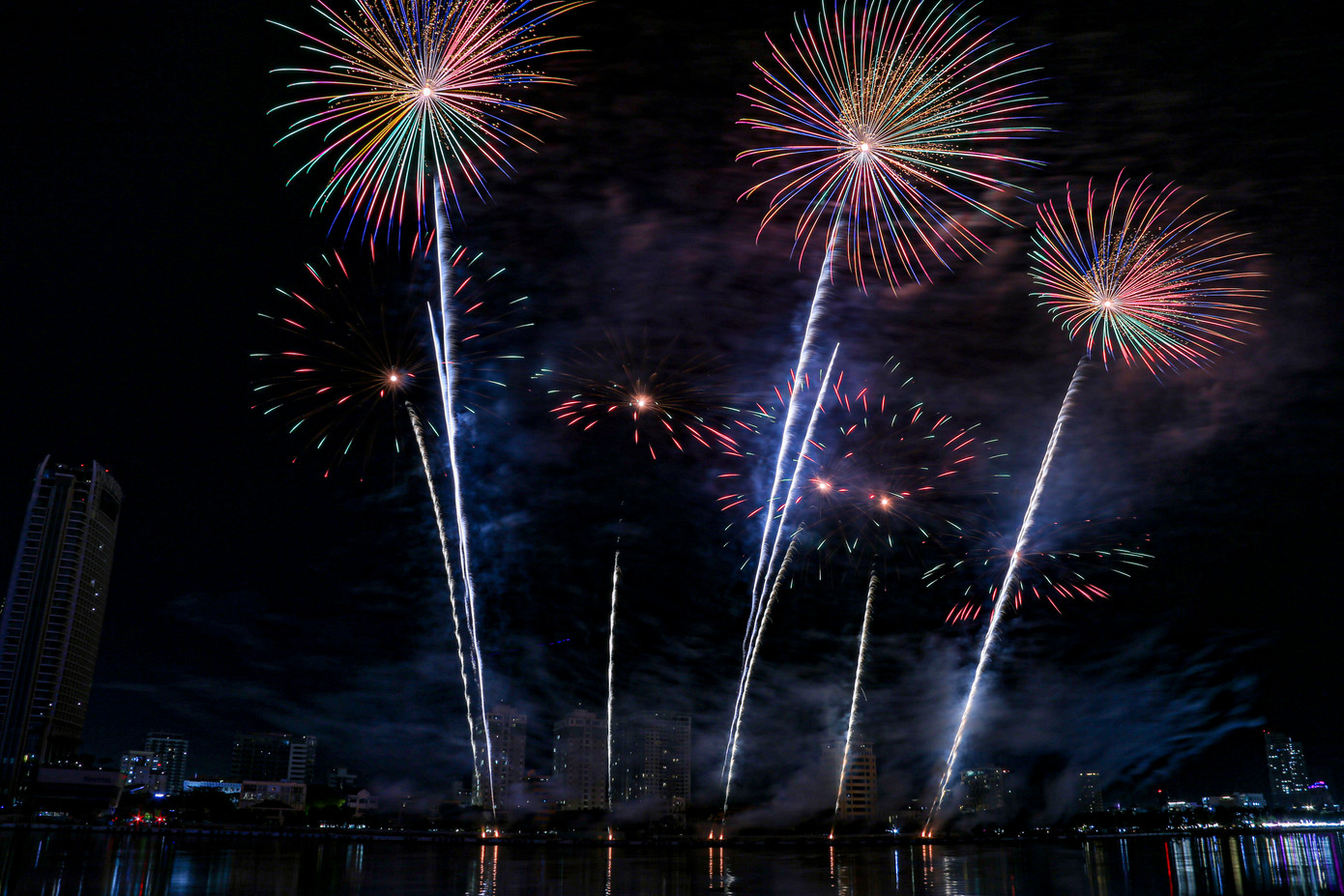 Đội Trung Quốc với kỹ thuật xử lý chính xác, bố cục có chiều sâu và sự phối hợp hoàn hảo giữa âm nhạc, ánh sáng đã khiến khán giả nhiều phen trầm trồ. Đội Trung Quốc với kỹ thuật xử lý chính xác, bố cục có chiều sâu và sự phối hợp hoàn hảo giữa âm nhạc, ánh sáng đã khiến khán giả nhiều phen trầm trồ.