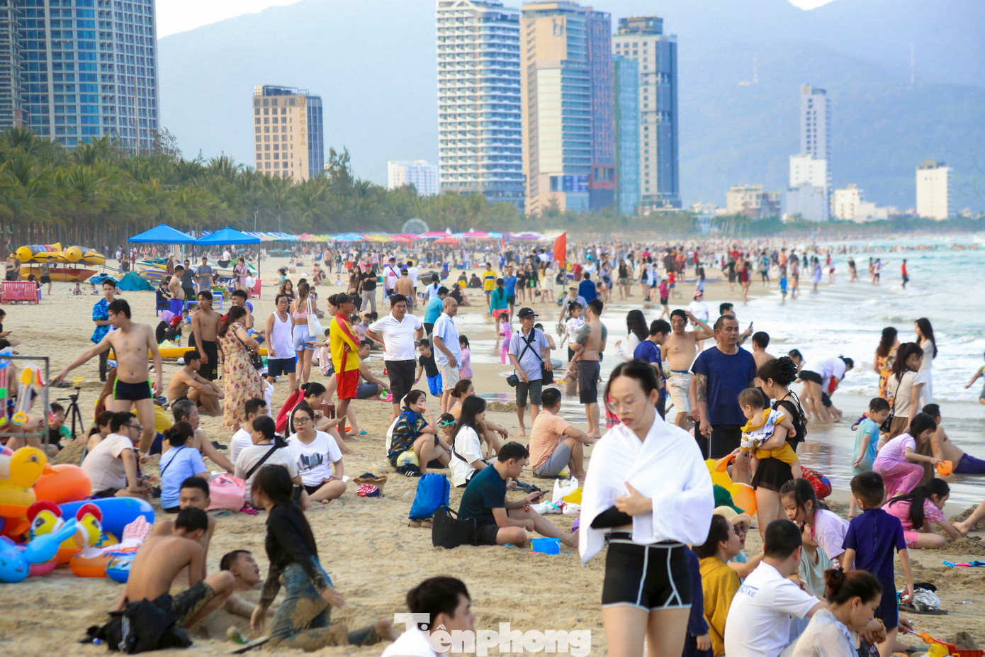 Tại các bãi biển Đà Nẵng, hàng nghìn du khách đã đổ về vui chơi, tắm biển và check-in. Các nhóm bạn trẻ diện đồ rực rỡ, ghi lại những khoảnh khắc đáng nhớ bên bãi biển được mệnh danh là đẹp nhất hành tinh. Tại các bãi biển Đà Nẵng, hàng nghìn du khách đã đổ về vui chơi, tắm biển và check-in. Các nhóm bạn trẻ diện đồ rực rỡ, ghi lại những khoảnh khắc đáng nhớ bên bãi biển được mệnh danh là đẹp nhất hành tinh.