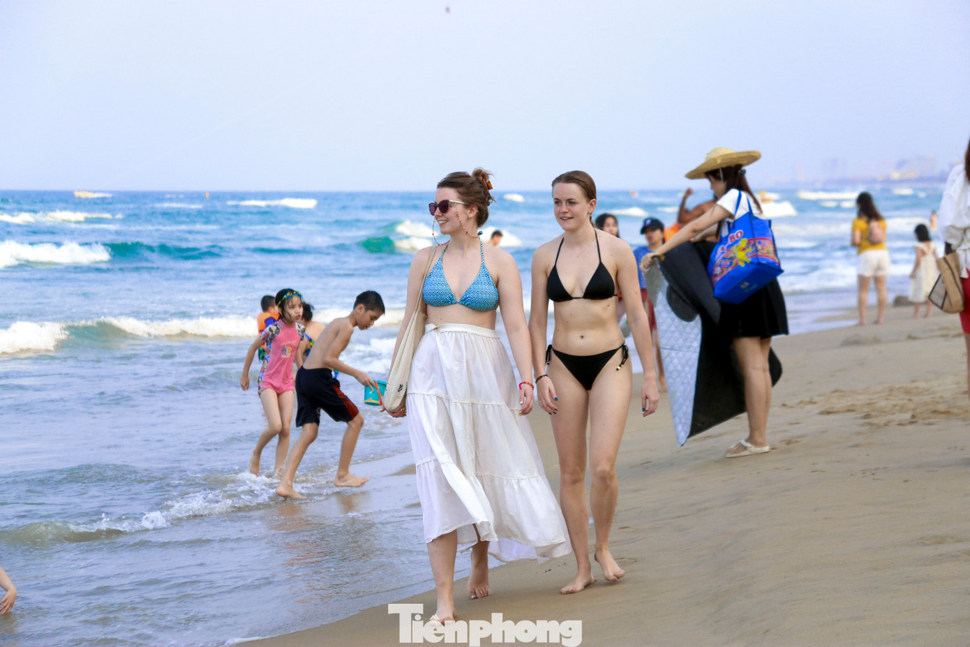 Du khách, bạn trẻ đến biển Đà Nẵng để thư giãn, chụp hình lưu giữ kỉ niệm trong kỳ nghỉ lễ. Du khách, bạn trẻ đến biển Đà Nẵng để thư giãn, chụp hình lưu giữ kỉ niệm trong kỳ nghỉ lễ.
