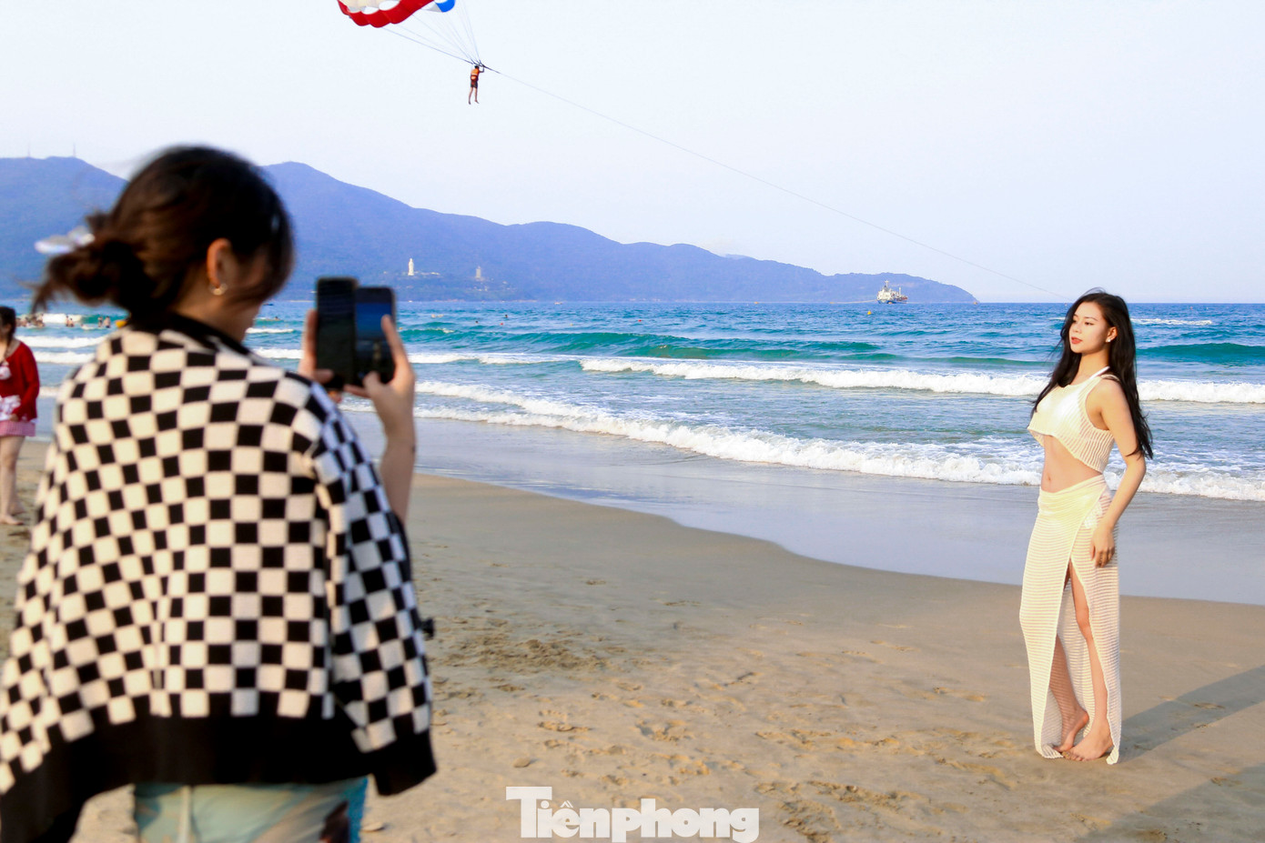 Chị Đỗ Thu Trang - du khách từ Hà Nội cho biết: "Tôi tranh thủ kỳ nghỉ để đến Đà Nẵng cùng gia đình. Biển ở đây rất đẹp, sạch sẽ và không khí vô cùng dễ chịu. Tối nay tôi về lại Hà Nội nên muốn tận hưởng trọn vẹn những giờ phút còn lại tại thành phố này." Chị Đỗ Thu Trang - du khách từ Hà Nội cho biết: "Tôi tranh thủ kỳ nghỉ để đến Đà Nẵng cùng gia đình. Biển ở đây rất đẹp, sạch sẽ và không khí vô cùng dễ chịu. Tối nay tôi về lại Hà Nội nên muốn tận hưởng trọn vẹn những giờ phút còn lại tại thành phố này."