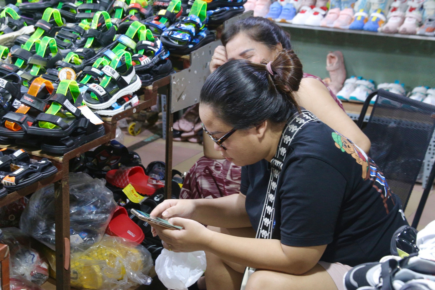 Tiểu thương tại các chợ ngồi lướt điện thoại, chơi games vì buôn bán ế ẩm.