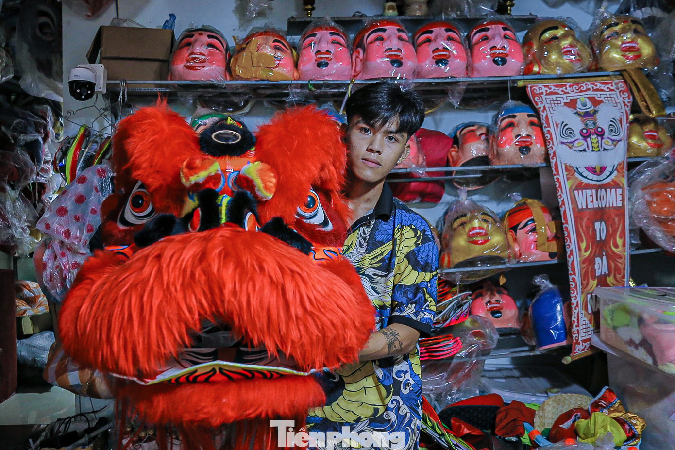 Cứ gần đến mùa Trung thu, các cơ sở làm lân ở Đà Nẵng lại rộn ràng ngày đêm làm ra các sản phẩm đầu lân tuyệt đẹp để phục vụ cho nhu cầu của nhiều người chơi lân ở Đà Nẵng cũng như các khu vực khác trên cả nước.