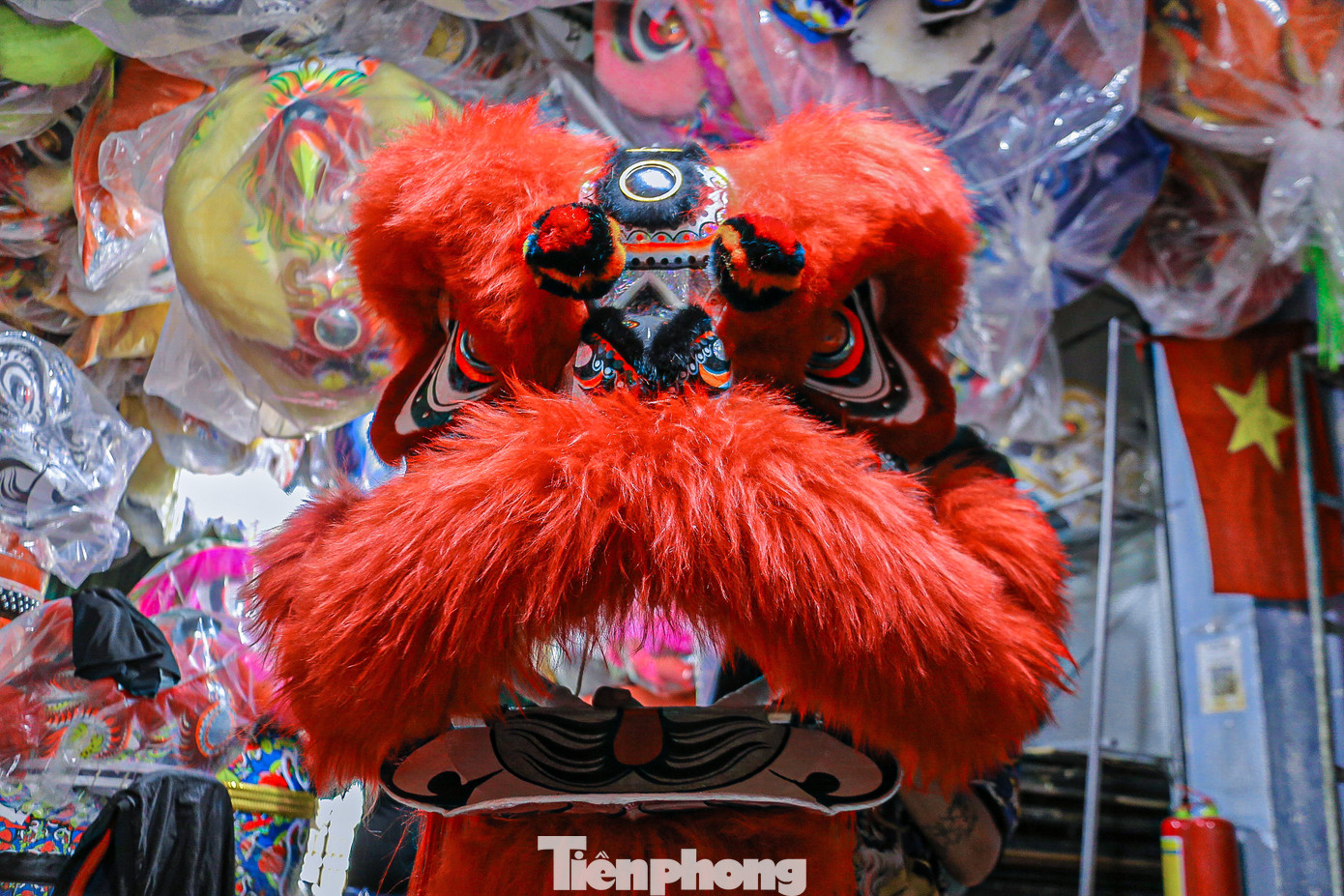 Một đầu lân sau khi hoàn thành rất đẹp và rực rỡ màu sắc.