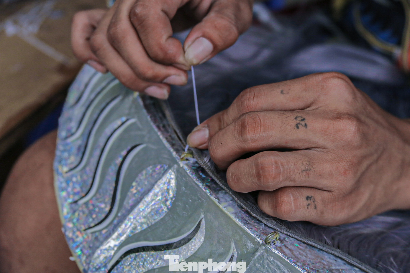 Anh Lương Sơn Hải đang chăm chú lên lông cho lân để hoàn thành sản phẩm bàn giao cho khách.