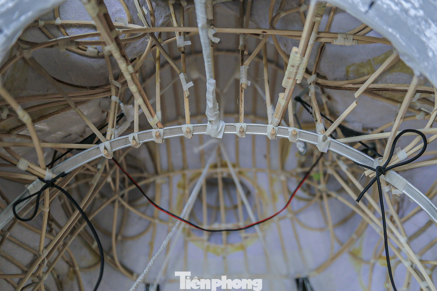 Bộ khung sườn làm bằng tre, mây rất chắc chắn và bắt mắt.