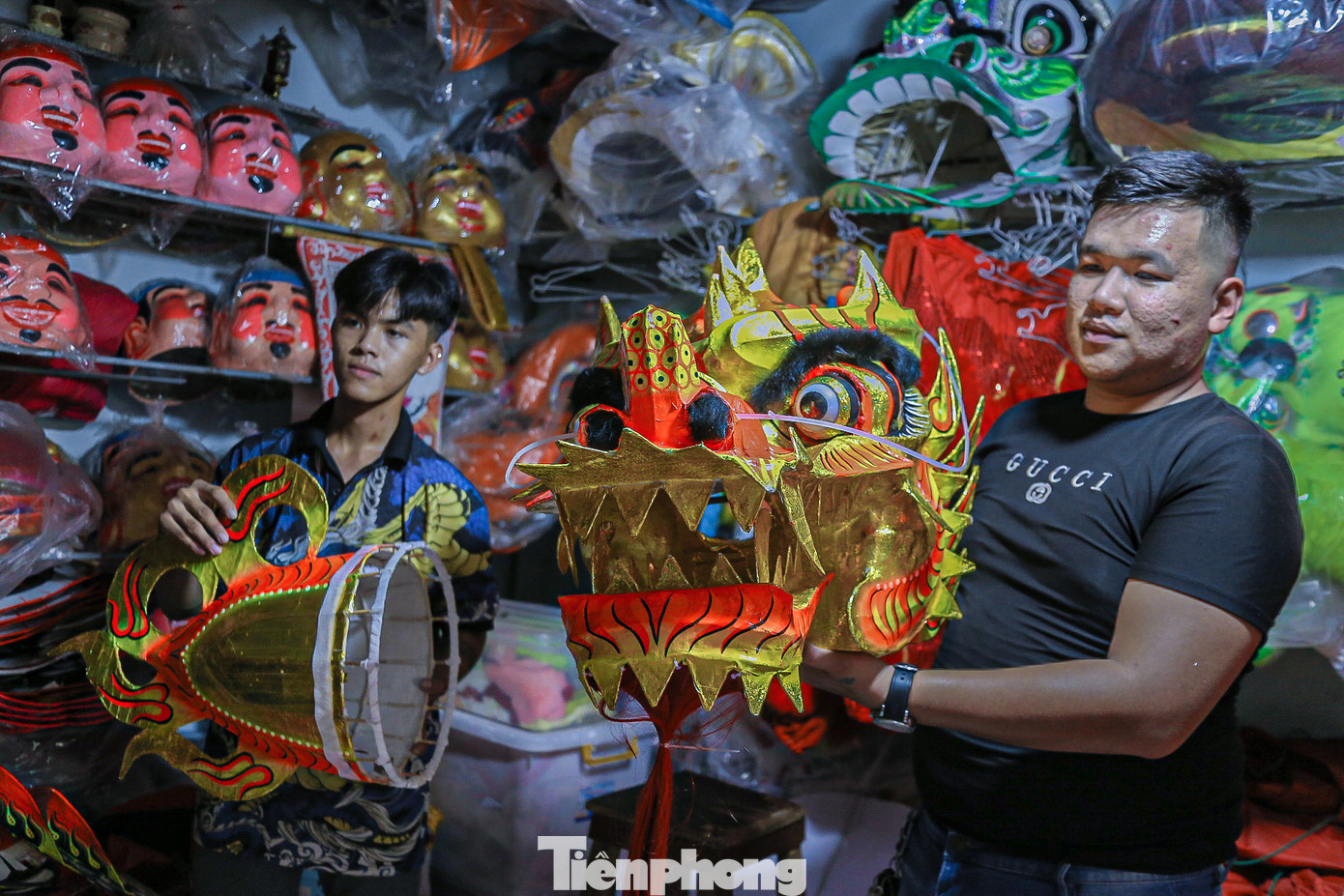 Rất nhiều đầu lân, đầu rồng được các cơ sở làm hoàn thành khoảng 80% các công đoạn.