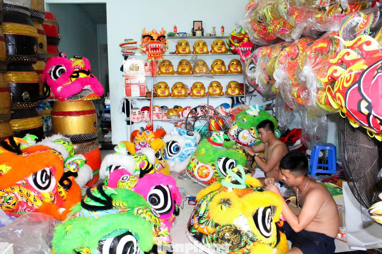 Những ngày này, các cơ sở làm đầu lân ở Đà Nẵng khẩn trương hoàn thành các đơn đặt hàng, những chiếc đầu lân tuyệt đẹp rực rỡ sắc màu đang dần hoàn thiện để phục vụ cho mùa Trung thu sắp tới.