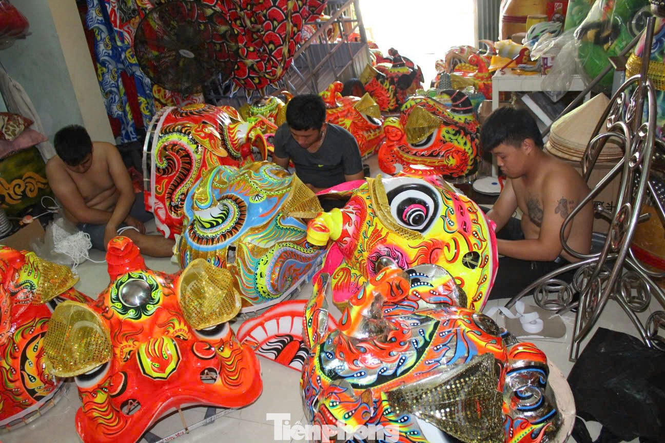 Theo anh Hùng, năm nay lượng người mua, đặt hàng trên mạng nhiều hơn năm trước nên anh phải tất bật làm từ cách đây hơn một tháng, các đầu lân có giá từ vài triệu đồng tùy loại to, nhỏ và theo yêu cầu của khách hàng.