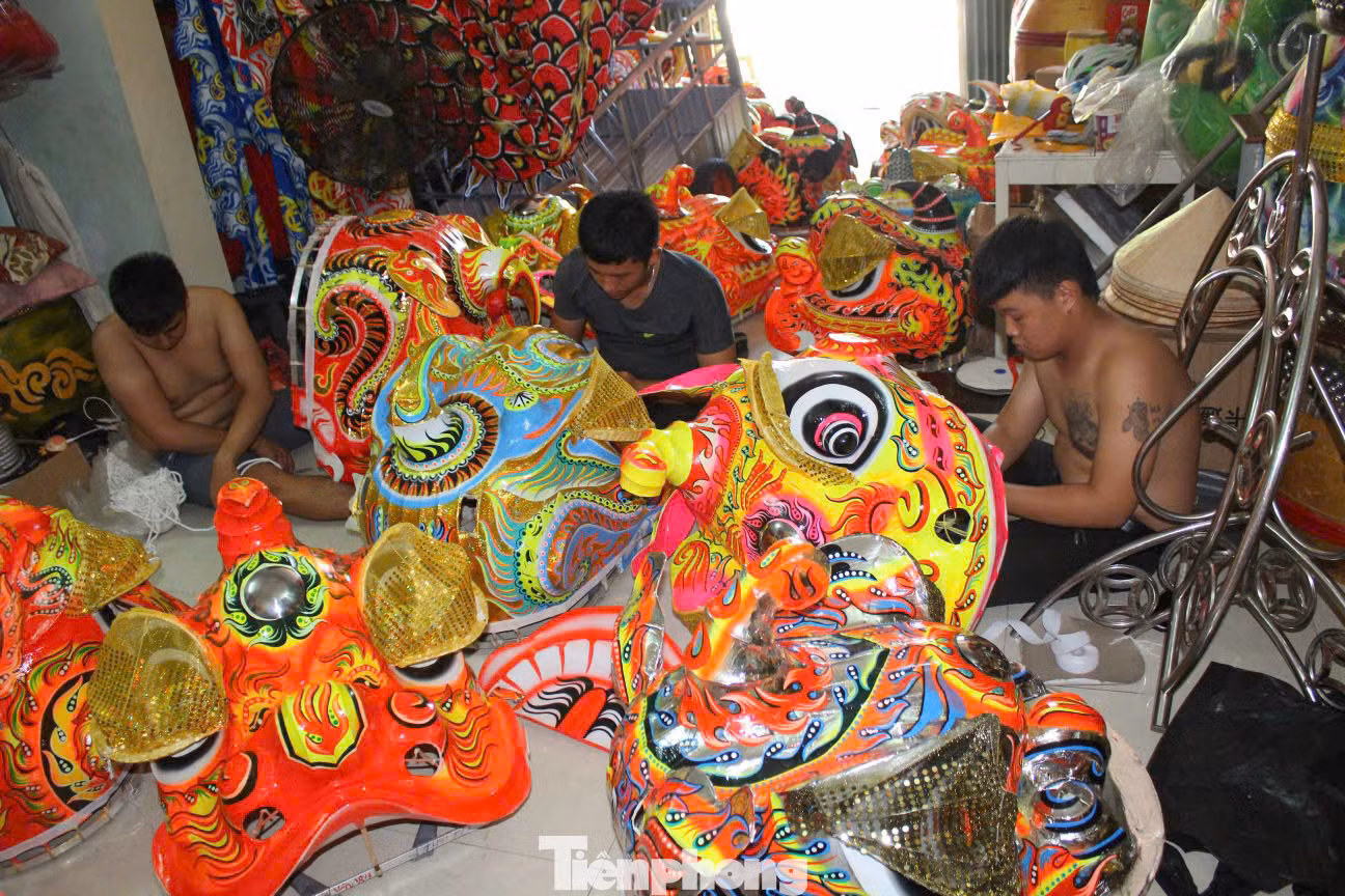 Theo anh Hùng, năm nay lượng người mua, đặt hàng trên mạng nhiều hơn năm trước nên anh phải tất bật làm từ cách đây hơn một tháng, các đầu lân có giá từ vài triệu đồng tùy loại to, nhỏ và theo yêu cầu của khách hàng.