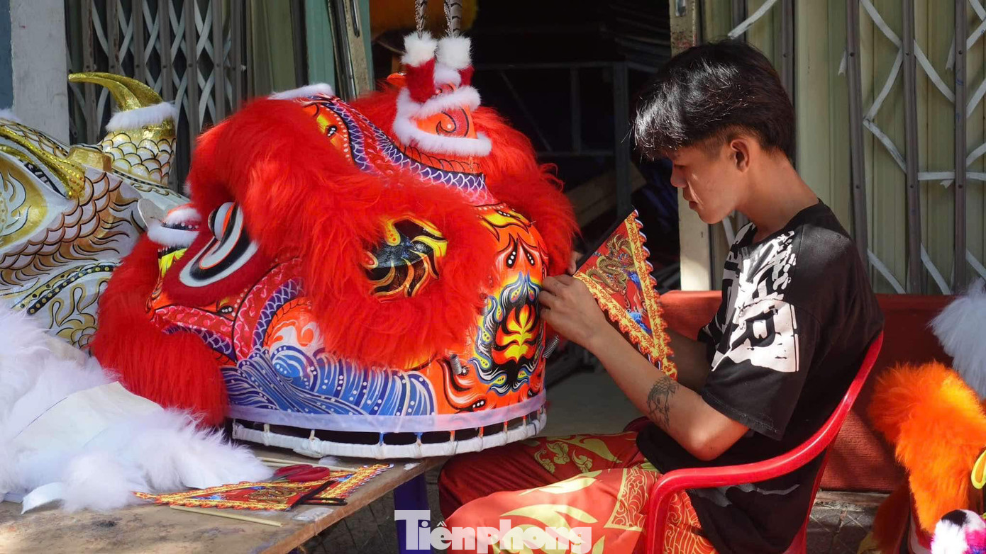 Cơ sở làm lân trên đường Dương Bích Liên (quận Liên Chiểu) cũng đang tất bật lên lông cho các đầu lân.