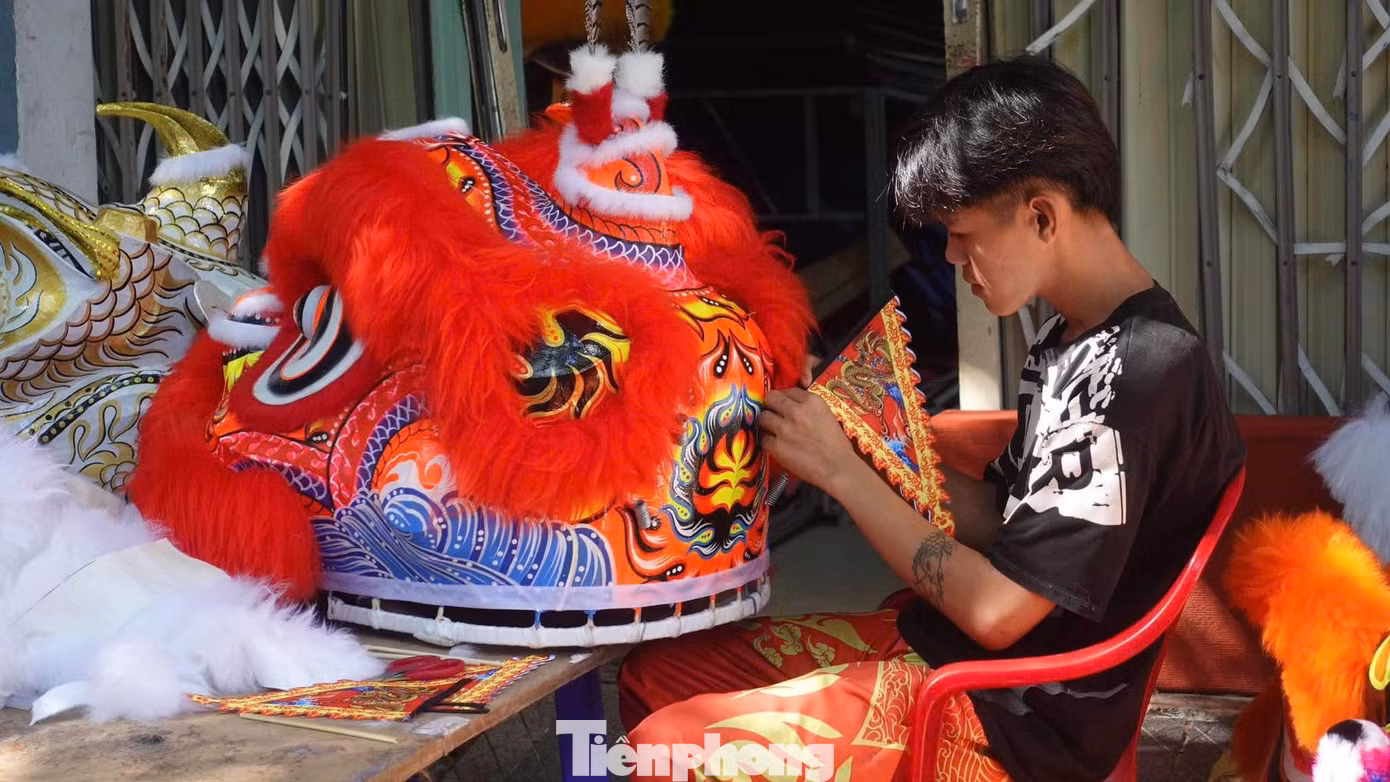 Cơ sở làm lân trên đường Dương Bích Liên (quận Liên Chiểu) cũng đang tất bật lên lông cho các đầu lân.