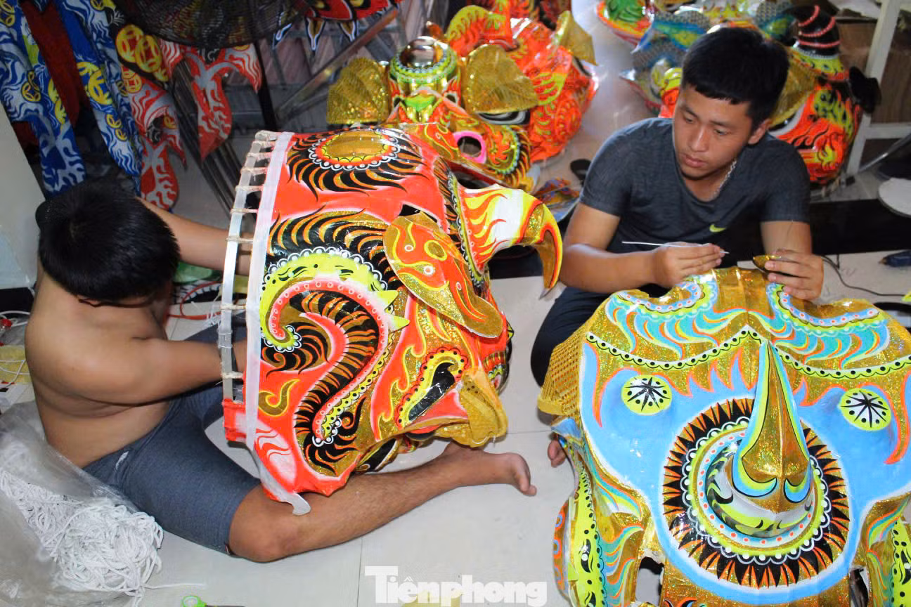 Để đáp ứng nhu cầu thị trường, những người thợ tại các cơ sở trên địa bàn Đà Nẵng đã sáng tạo để làm nên những chiếc đầu lân với các loại mẫu mã, màu sắc và trang trí khác nhau.