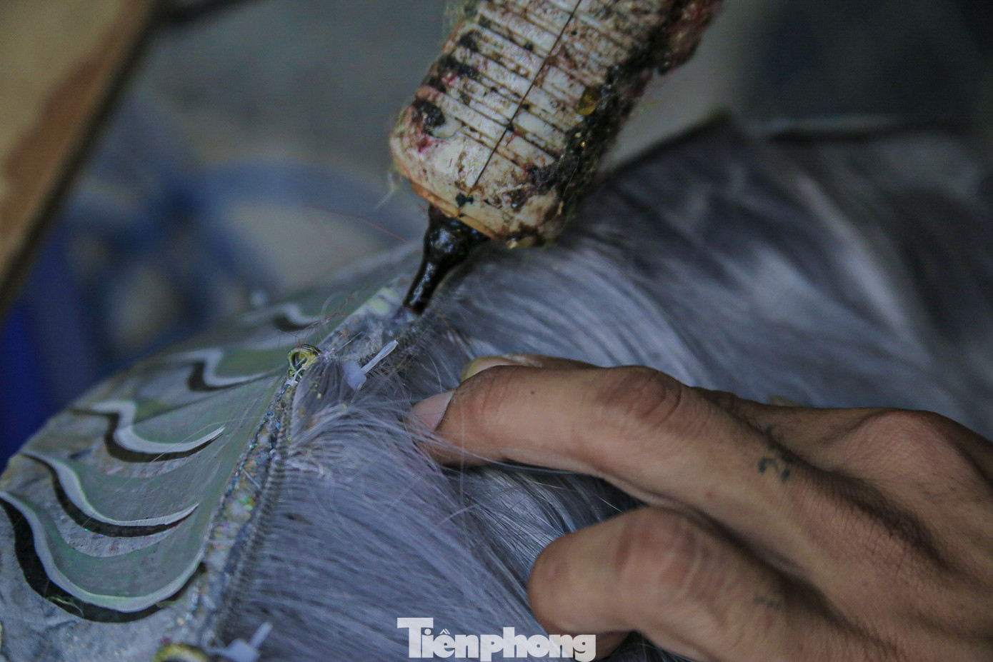 Anh Lương Sơn Hải đang chăm chú lên lông cho lân để hoàn thành sản phẩm bàn giao cho khách.