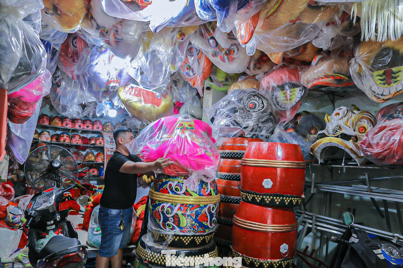 Các dòng đầu lân như mỏ tròn, mỏ dảnh và mengkok đang là những dòng lân chính được các cơ sở sản xuất nhiều cho dịp trung thu. Các mặt hàng đạo cụ đi kèm như trống, thanh la, bộ đồ ông địa… cũng đã hoàn thành.
