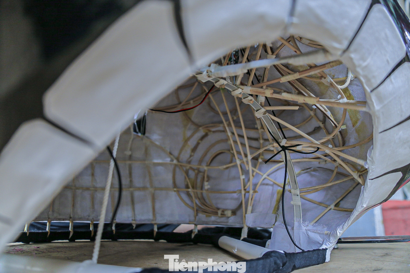 Bộ khung sườn làm bằng tre, mây rất chắc chắn và bắt mắt.