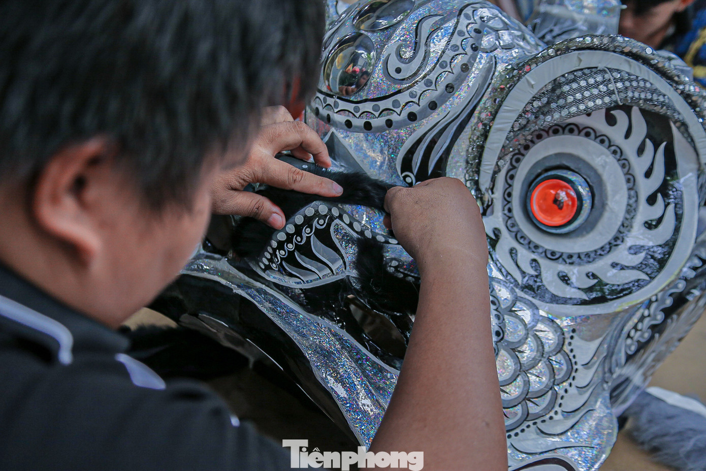 “Từ nhiều tháng trước cơ sở tôi đã chuẩn bị đầy đủ vật liệu chế tác đầu lân để phục vụ thị trường Tết Trung thu năm nay. Các khung sườn, tạo khuôn, tô màu cho đầu lân đều đã xong, hiện tại chỉ còn dán lông nữa là hoàn thành các sản phẩm và sẽ bàn giao cho khách hàng”, anh Hùng cho biết.