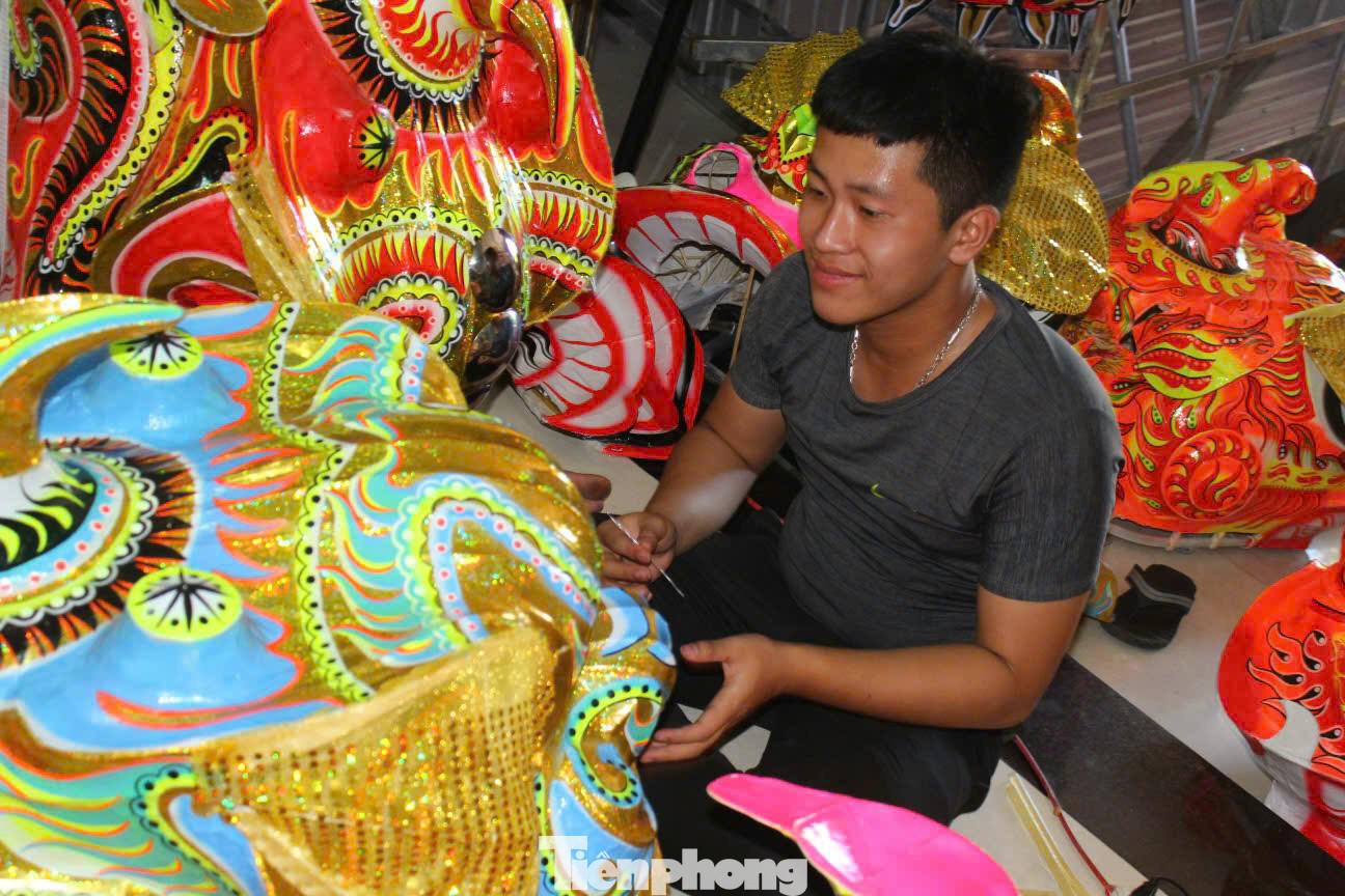 Để đáp ứng nhu cầu thị trường, những người thợ tại các cơ sở trên địa bàn Đà Nẵng đã sáng tạo để làm nên những chiếc đầu lân với các loại mẫu mã, màu sắc và trang trí khác nhau.