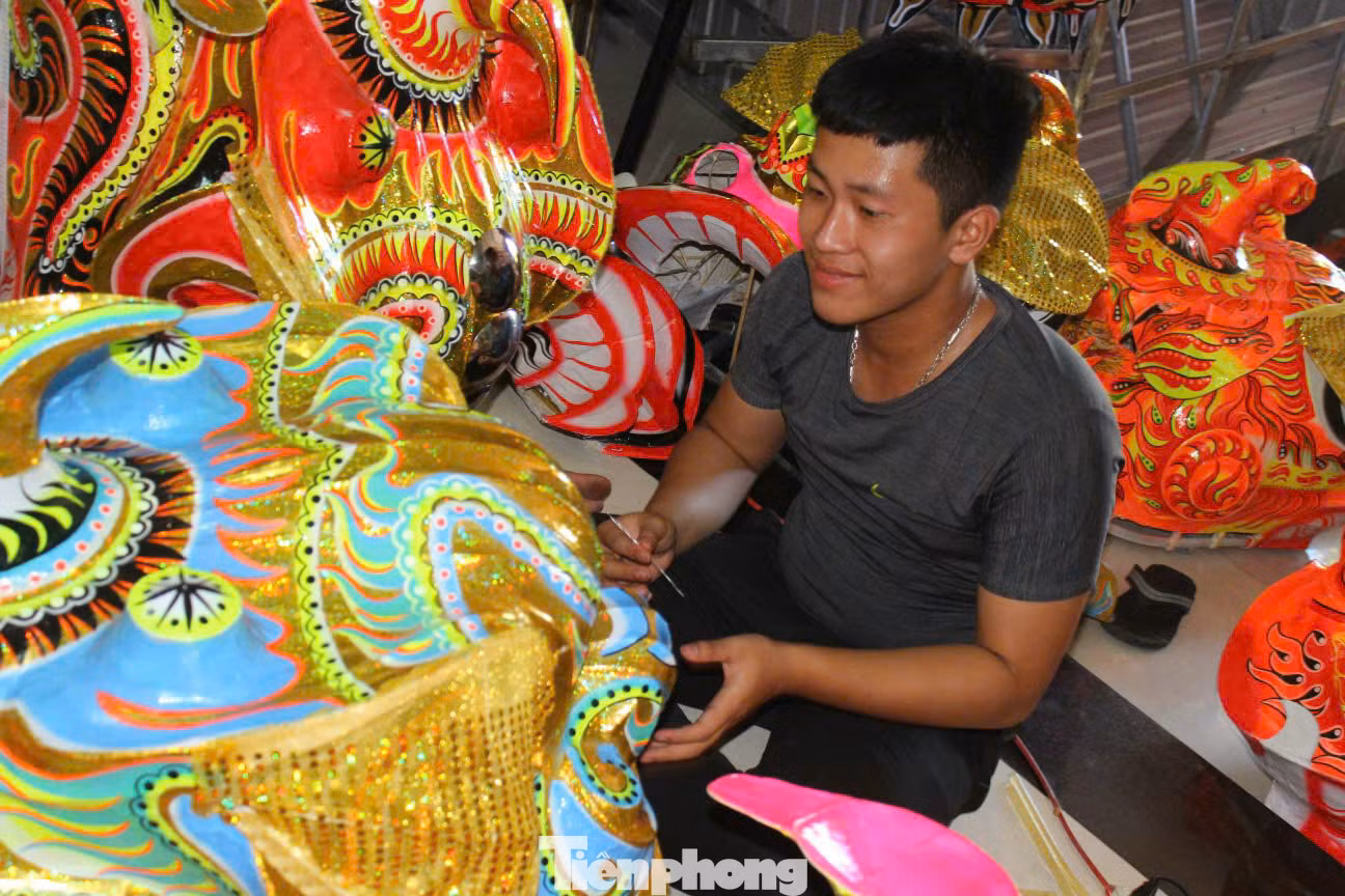 Để đáp ứng nhu cầu thị trường, những người thợ tại các cơ sở trên địa bàn Đà Nẵng đã sáng tạo để làm nên những chiếc đầu lân với các loại mẫu mã, màu sắc và trang trí khác nhau.