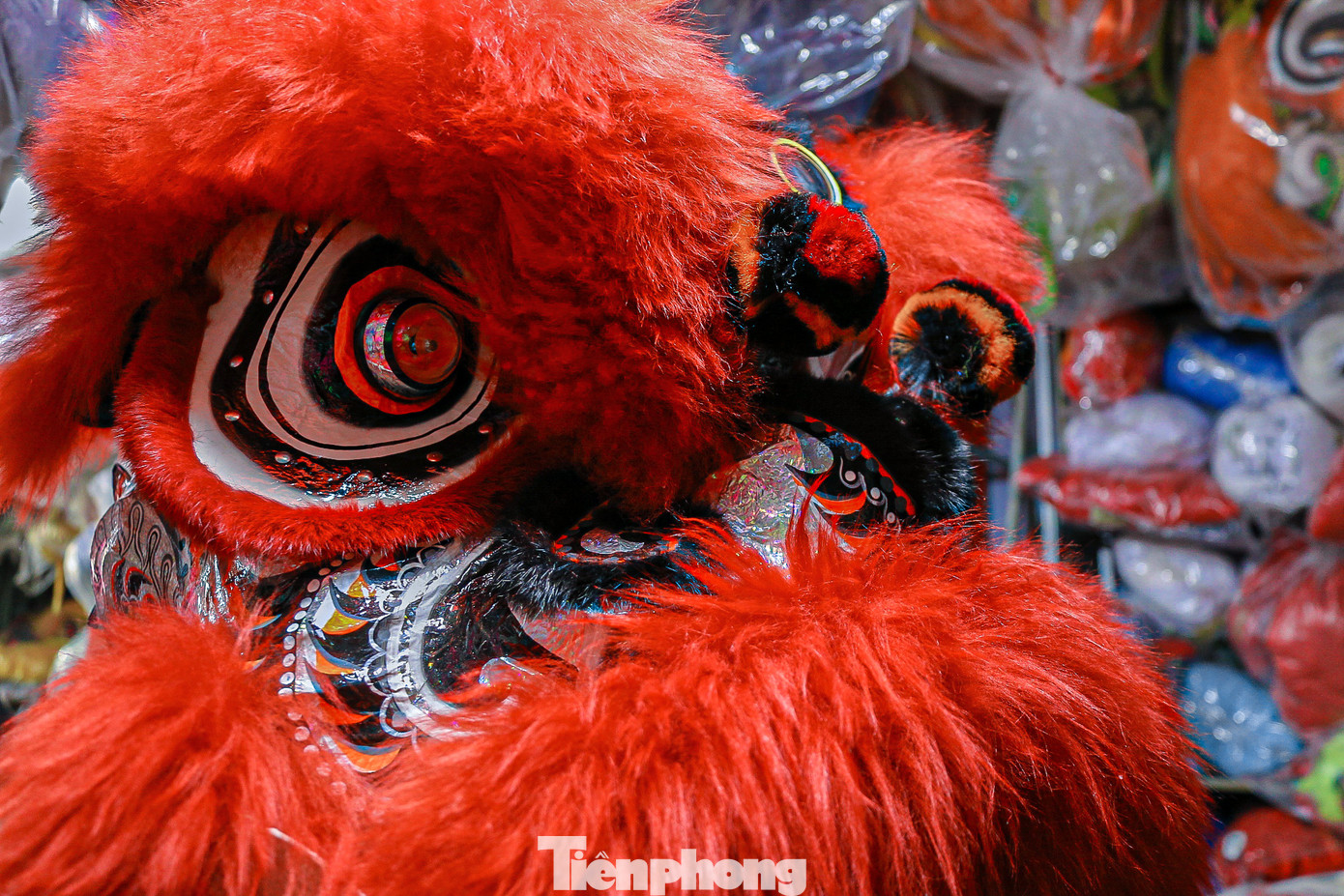 Một đầu lân sau khi hoàn thành rất đẹp và rực rỡ màu sắc.