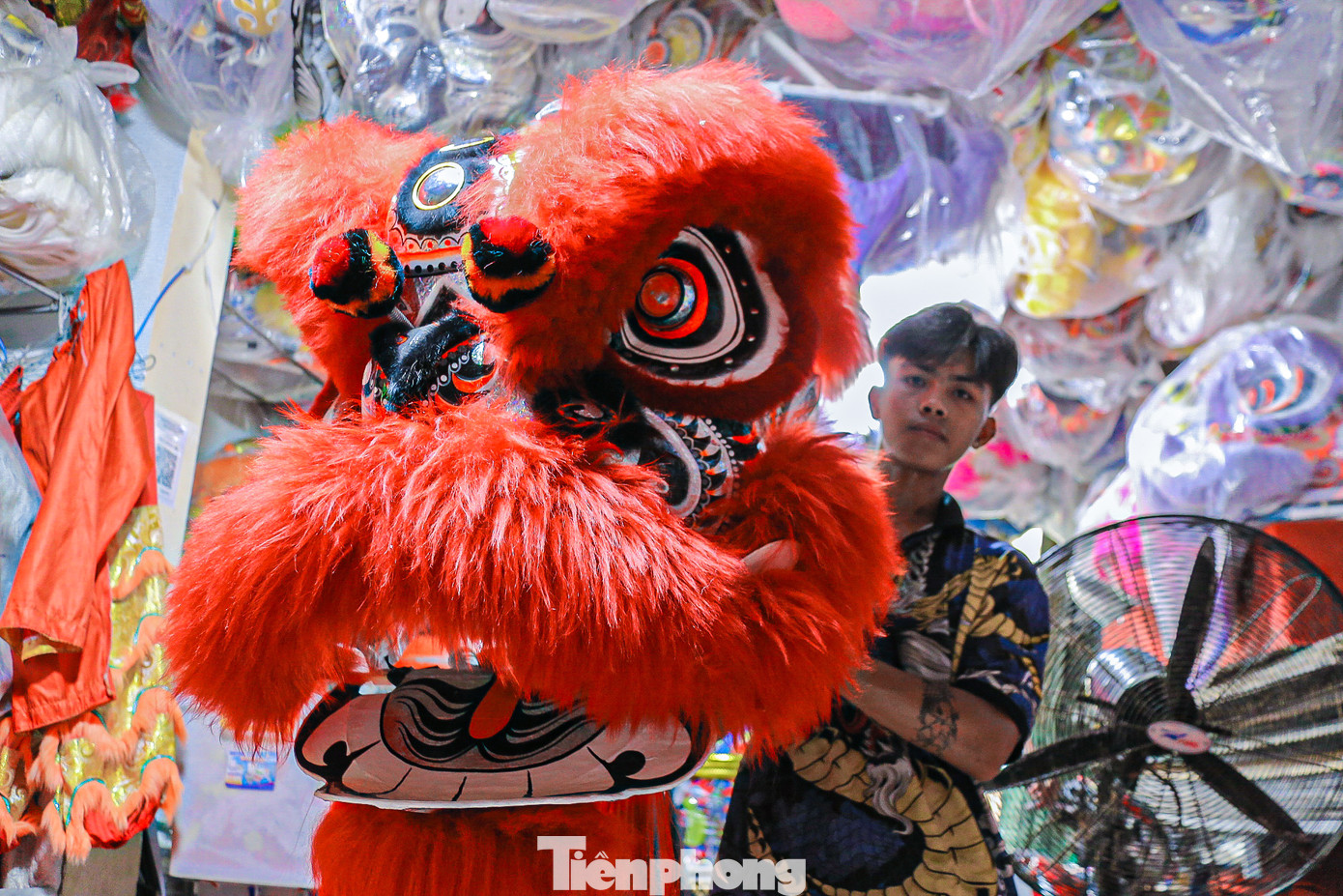 Một đầu lân sau khi hoàn thành rất đẹp và rực rỡ màu sắc.
