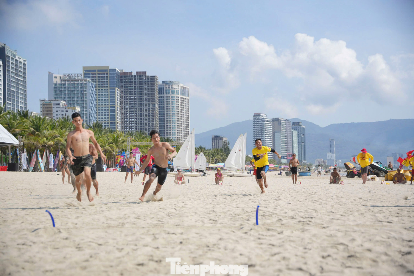 Cuộc thi bao gồm nhiều nội dung phong phú, thể hiện toàn diện kỹ năng chuyên môn và thể lực của các đội tham gia, như: cứu hộ bằng phao kẹp (tube rescue), cứu hộ bằng ván lướt (board rescue), bơi ván tiếp sức (board relay), bơi tiếp sức (swimming relay), thi hồi sức tim phổi (CPR)…