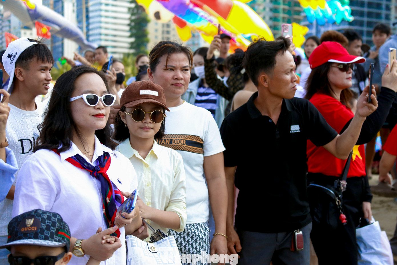 Nhiều người dân đổ ra biển để tham gia, trải nghiệm và cổ vũ các đội thi. Nhiều người dân đổ ra biển để tham gia, trải nghiệm và cổ vũ các đội thi.