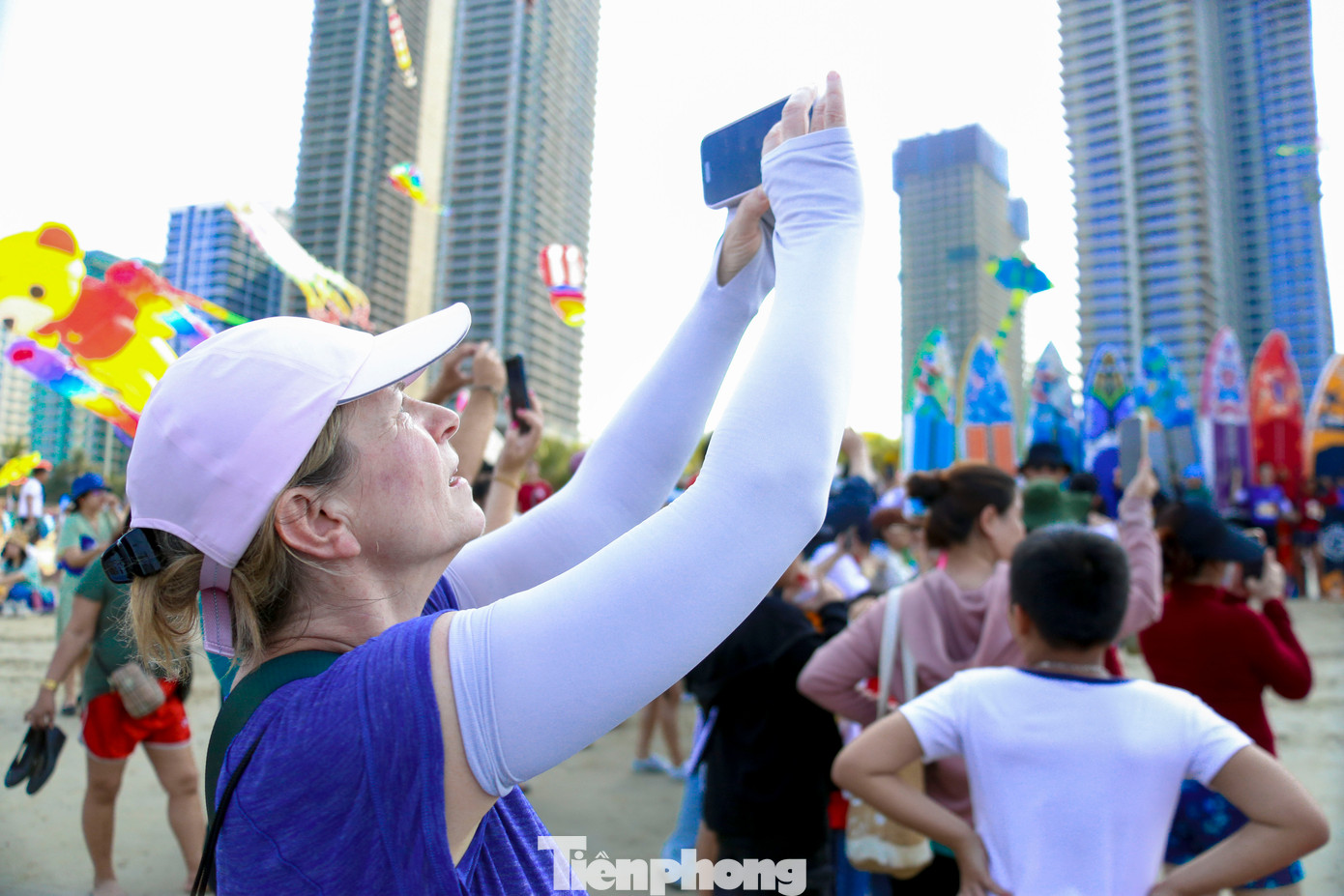 Nhiều du khách nước ngoài thích thú chụp hình, ghi lại những khoảnh khắc đẹp trong kỳ nghỉ lễ. Nhiều du khách nước ngoài thích thú chụp hình, ghi lại những khoảnh khắc đẹp trong kỳ nghỉ lễ.