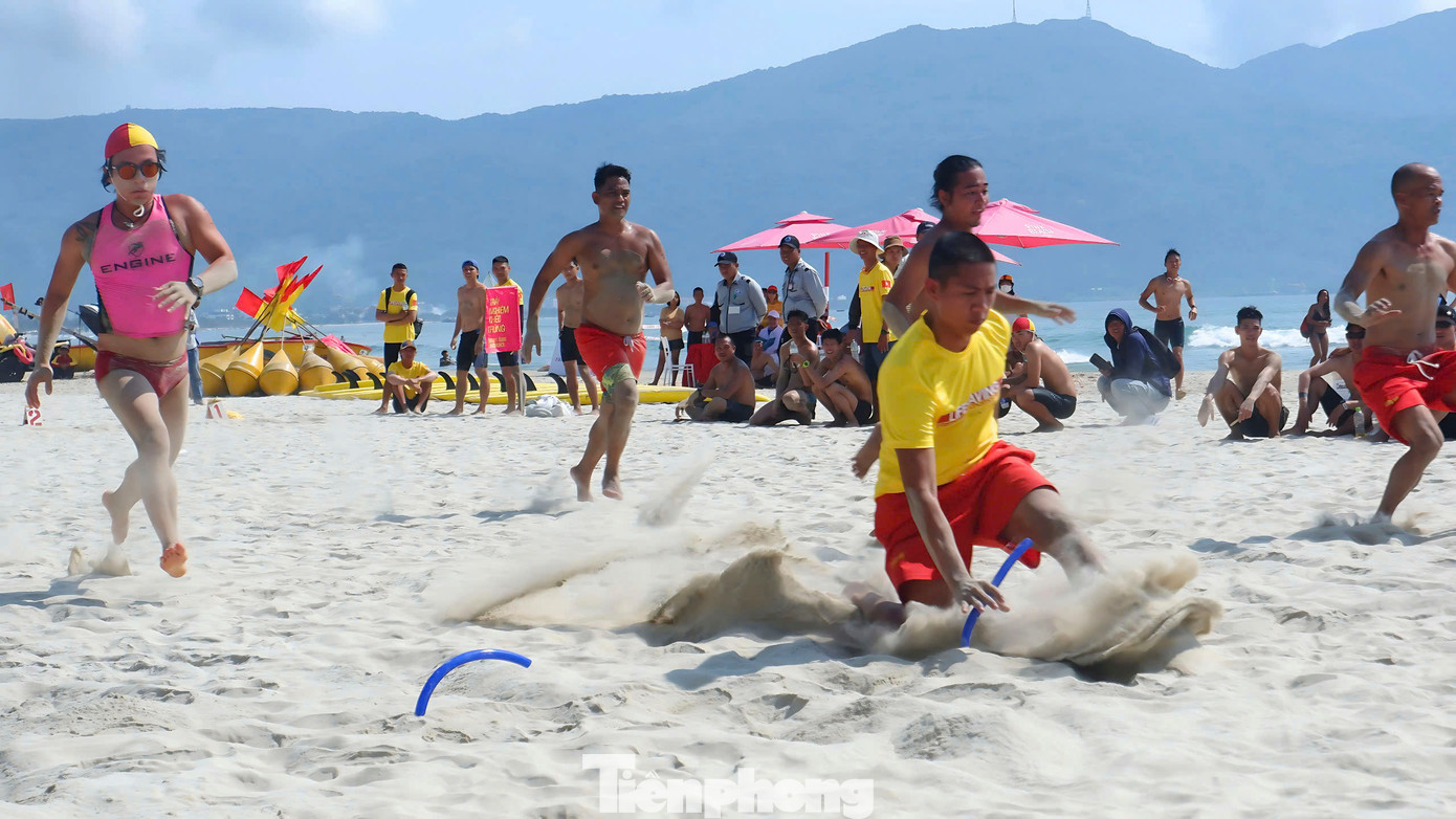 Các đội hào hứng tham gia phần thi trên cát, thể hiện kỹ năng chuyên môn và thể lực của mình.