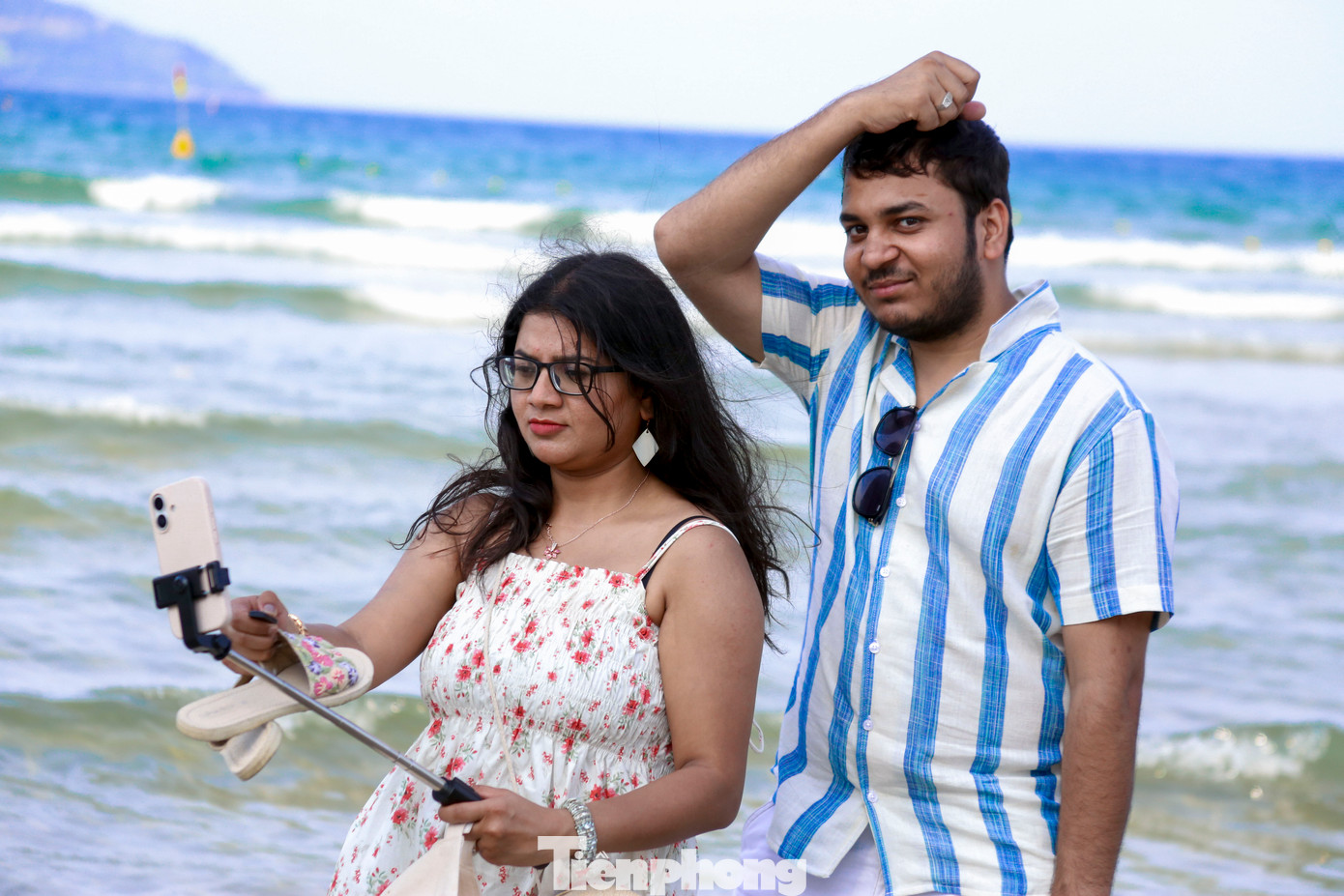 Nhiều du khách nước ngoài thích thú chụp hình, ghi lại những khoảnh khắc đẹp trong kỳ nghỉ lễ. Nhiều du khách nước ngoài thích thú chụp hình, ghi lại những khoảnh khắc đẹp trong kỳ nghỉ lễ.