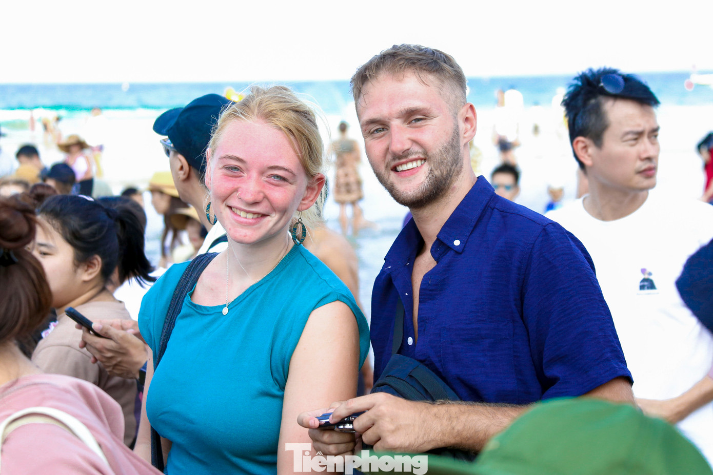 "Những ngày này bãi biển ở Đà Nẵng rất sôi động, nhiều hoạt động vui chơi, giải trí. Tôi rất thích không khí náo nhiệt, mọi người thân thiện và khung cảnh thì tuyệt đẹp. Những hoạt động như lướt sóng, chơi bóng chuyền hay đơn giản là đi dạo trên bờ biển khiến tôi cảm thấy vô cùng thư giãn và hạnh phúc", du khách người Ba Lan chia sẻ. "Những ngày này bãi biển ở Đà Nẵng rất sôi động, nhiều hoạt động vui chơi, giải trí. Tôi rất thích không khí náo nhiệt, mọi người thân thiện và khung cảnh thì tuyệt đẹp. Những hoạt động như lướt sóng, chơi bóng chuyền hay đơn giản là đi dạo trên bờ biển khiến tôi cảm thấy vô cùng thư giãn và hạnh phúc", du khách người Ba Lan chia sẻ.