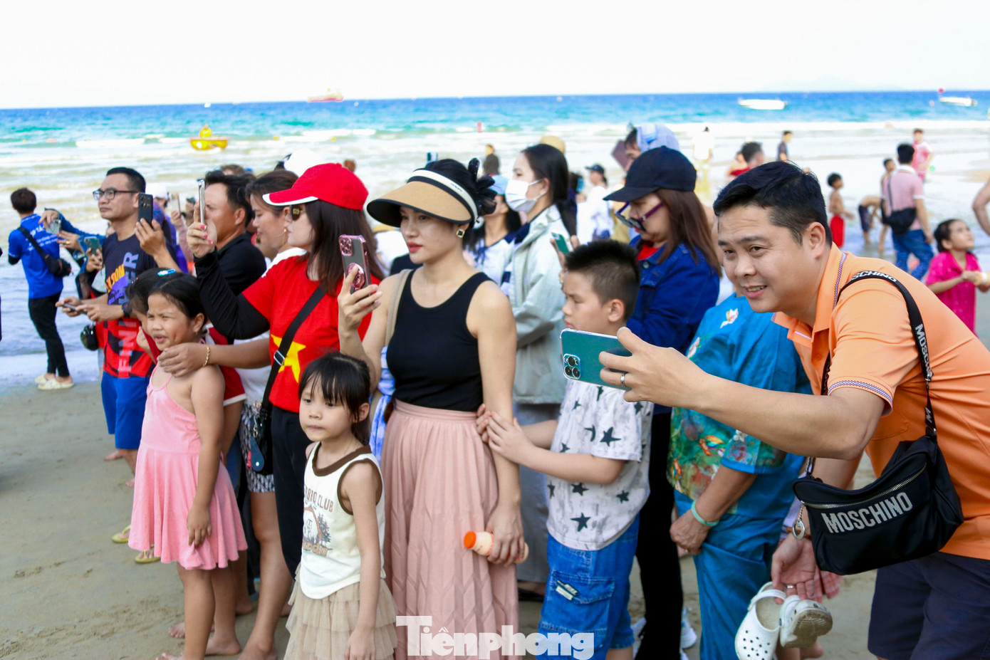 Nhiều người dân đổ ra biển để tham gia, trải nghiệm và cổ vũ các đội thi. Nhiều người dân đổ ra biển để tham gia, trải nghiệm và cổ vũ các đội thi.