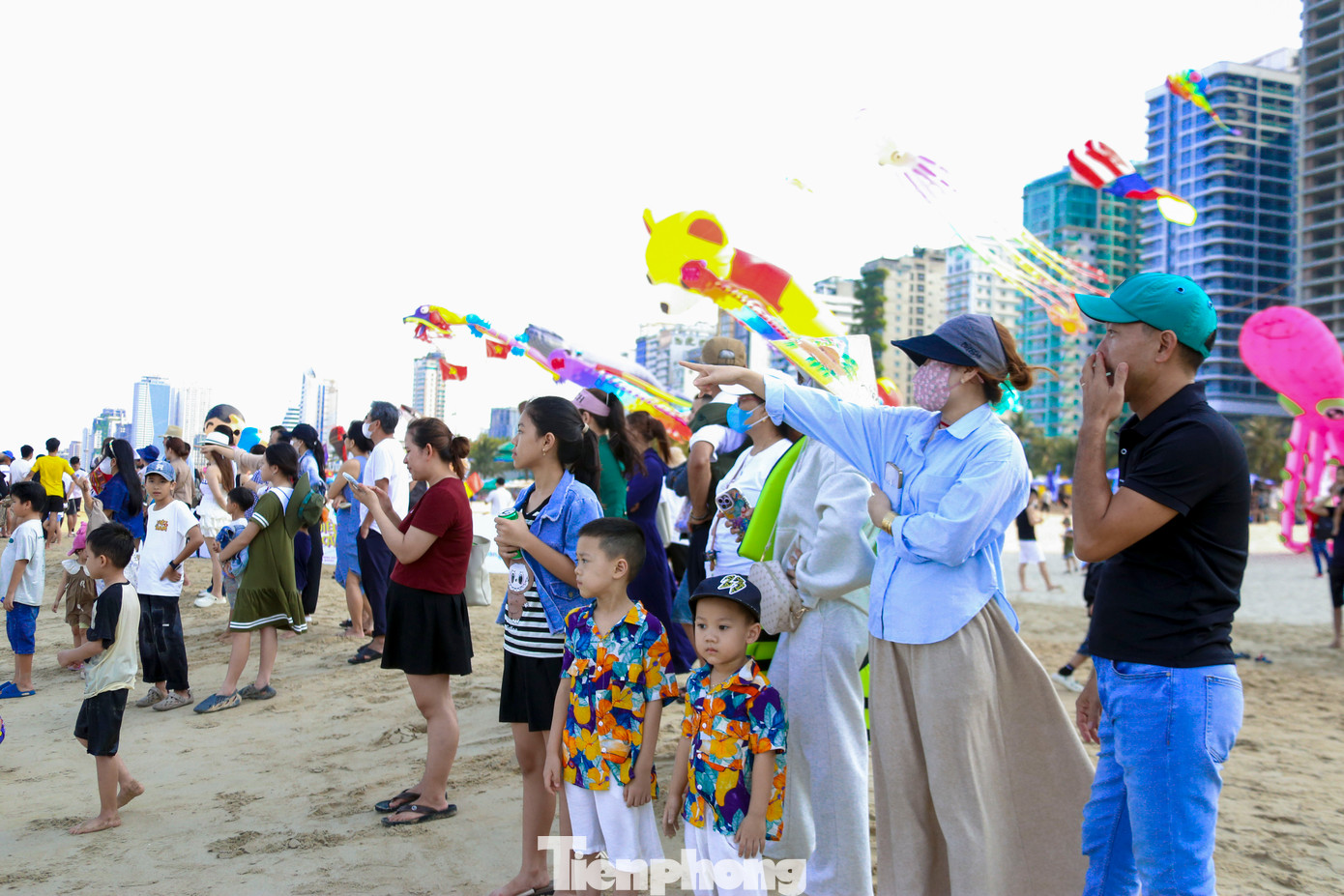 Nhiều người dân đổ ra biển để tham gia, trải nghiệm và cổ vũ các đội thi. Nhiều người dân đổ ra biển để tham gia, trải nghiệm và cổ vũ các đội thi.