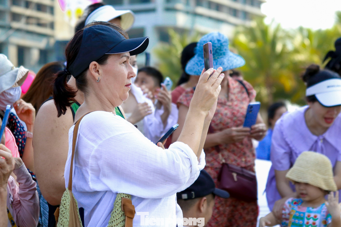 Nhiều du khách nước ngoài thích thú chụp hình, ghi lại những khoảnh khắc đẹp trong kỳ nghỉ lễ. Nhiều du khách nước ngoài thích thú chụp hình, ghi lại những khoảnh khắc đẹp trong kỳ nghỉ lễ.