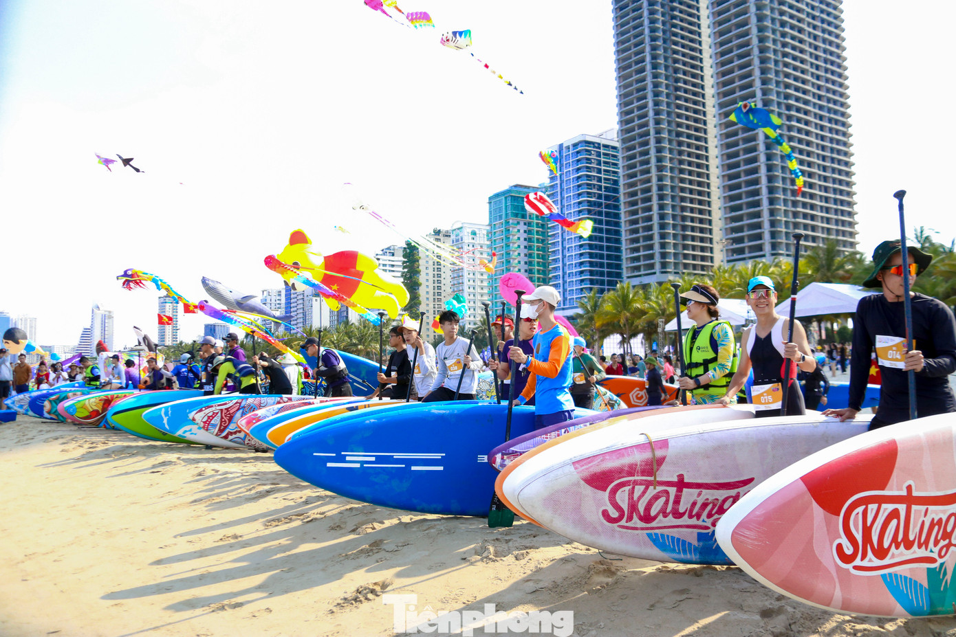 Chiều 30/4, Hội thi Sup - DaNang Color Race 2025 đã diễn ra đầy sôi động và kịch tính. Ngay từ sớm, khu vực tổ chức hội thi đã nhộn nhịp người dân và du khách đến xem và cổ vũ. Các vận động viên đến từ nhiều tỉnh, thành và câu lạc bộ thể thao biển đã mang đến những phần thi hấp dẫn. Chiều 30/4, Hội thi Sup - DaNang Color Race 2025 đã diễn ra đầy sôi động và kịch tính. Ngay từ sớm, khu vực tổ chức hội thi đã nhộn nhịp người dân và du khách đến xem và cổ vũ. Các vận động viên đến từ nhiều tỉnh, thành và câu lạc bộ thể thao biển đã mang đến những phần thi hấp dẫn.