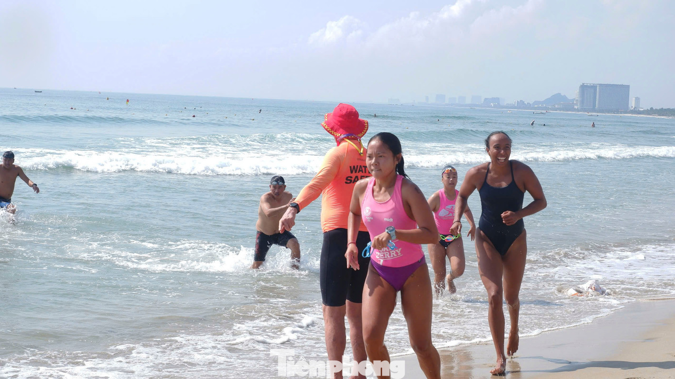 Các đội hào hứng tham gia phần thi trên cát, thể hiện kỹ năng chuyên môn và thể lực của mình.