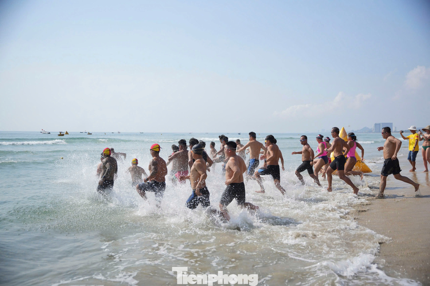 Cuộc thi bao gồm nhiều nội dung phong phú, thể hiện toàn diện kỹ năng chuyên môn và thể lực của các đội tham gia, như: cứu hộ bằng phao kẹp (tube rescue), cứu hộ bằng ván lướt (board rescue), bơi ván tiếp sức (board relay), bơi tiếp sức (swimming relay), thi hồi sức tim phổi (CPR)…