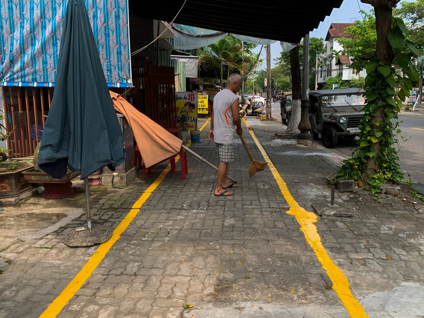 Các hộ dân không được phép đặt, để các chậu cây xanh, tượng trang trí trên vỉa hè.