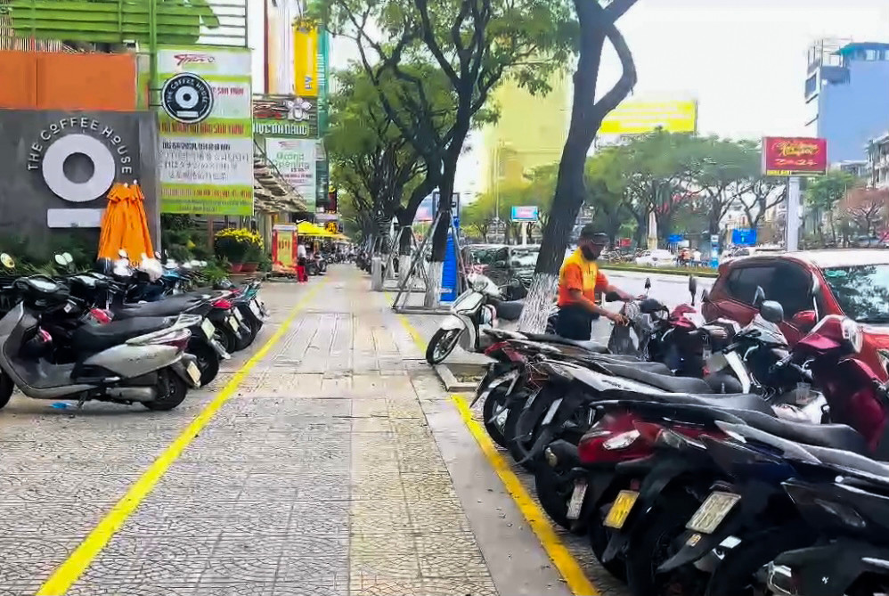 Nhiều đoạn vỉa hè đã được kẻ vạch, xe cộ cũng được sắp xếp ngăn nắp, gọn gàng hơn.