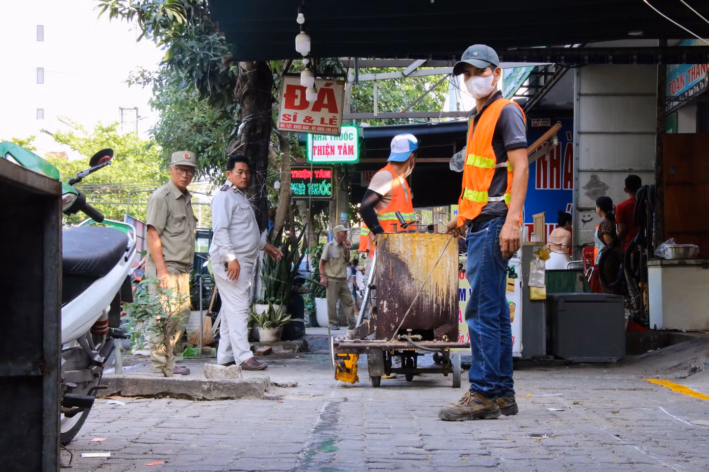 Ghi nhận của phóng viên, lực lượng chức năng đã có mặt trên các tuyến đường thuộc phường Hòa Khánh Bắc (quận Liên Chiểu), phường Nại Hiên Đông (quận Sơn Trà) để vận động người dân trả lại vỉa hè dành cho người đi bộ.