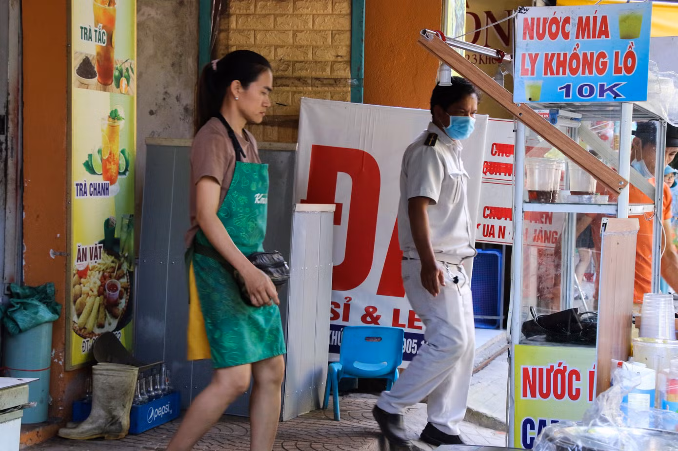 Nhiều hộ dân đã cùng nhau thực hiện, hỗ trợ lực lượng chức năng theo chủ trương của UBND thành phố Đà Nẵng.