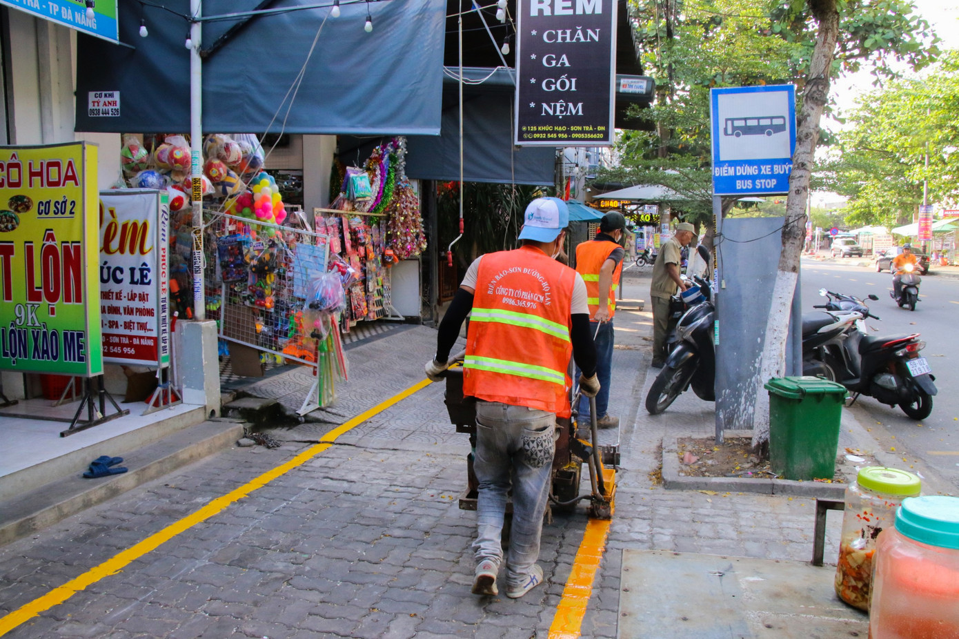 Tại phường Nại Hiên Đông (quận Sơn Trà) lực lượng chức năng đã có mặt trên các tuyến đường để tuyên truyền, vận động người dân cùng nhau trả lại vỉa hè cho người đi bộ.