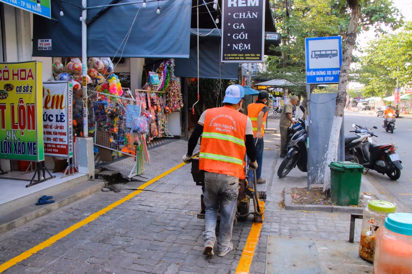 Tại phường Nại Hiên Đông (quận Sơn Trà) lực lượng chức năng đã có mặt trên các tuyến đường để tuyên truyền, vận động người dân cùng nhau trả lại vỉa hè cho người đi bộ.