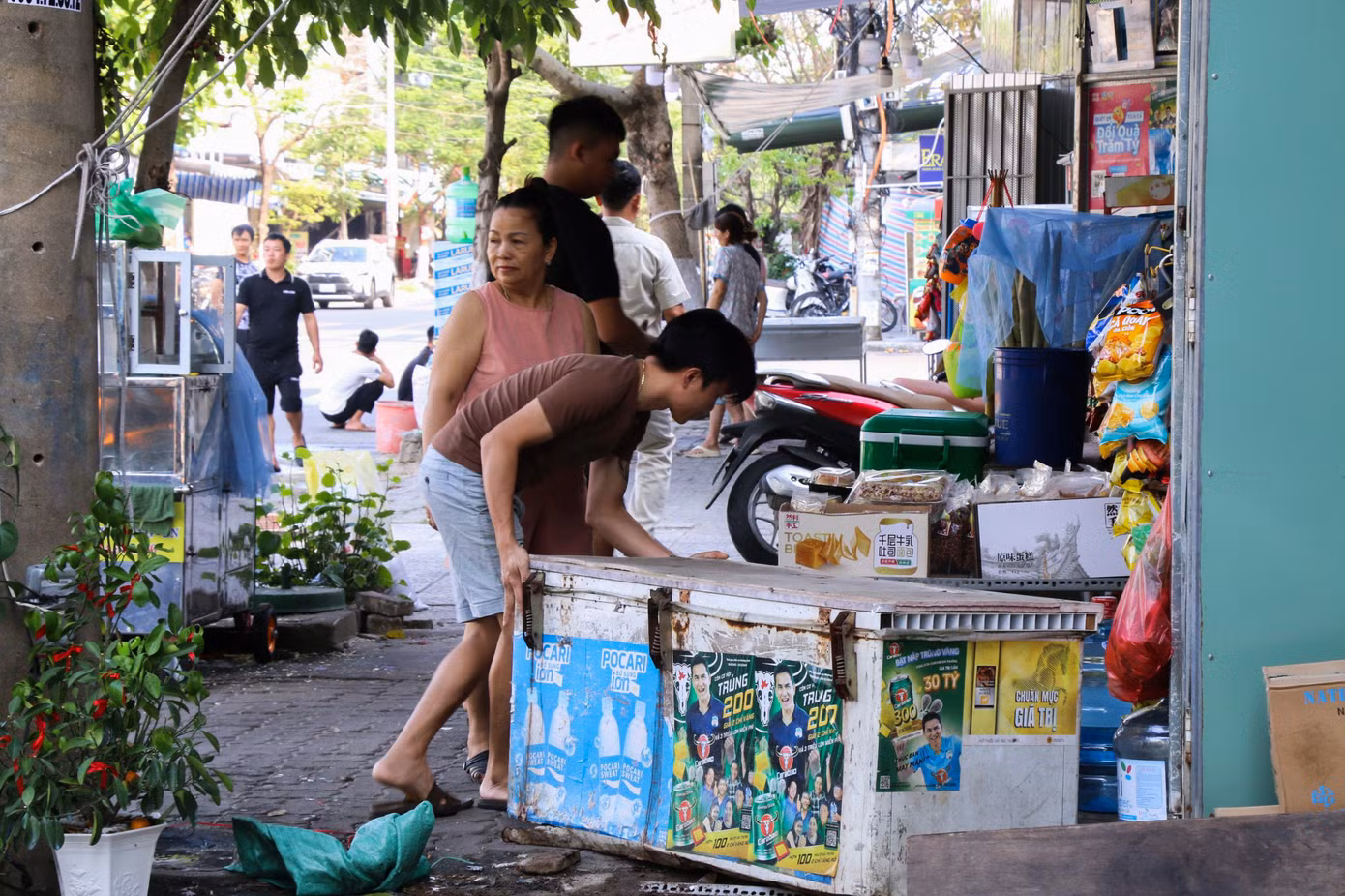 Nhiều hộ dân đã cùng nhau thực hiện, hỗ trợ lực lượng chức năng theo chủ trương của UBND thành phố Đà Nẵng.